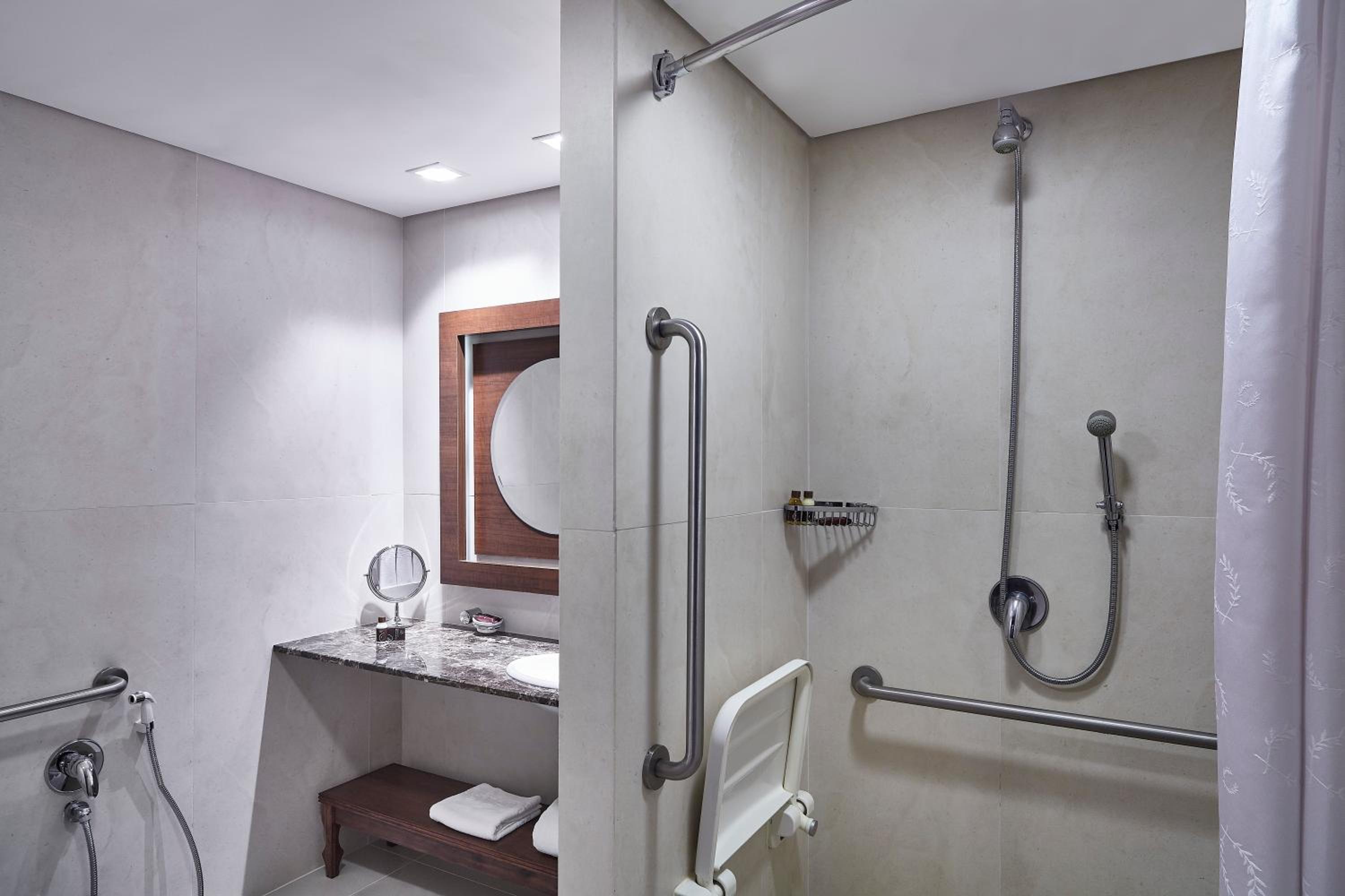 Superior King Room with Roll-In Shower - Mobility Access thumbnail 6