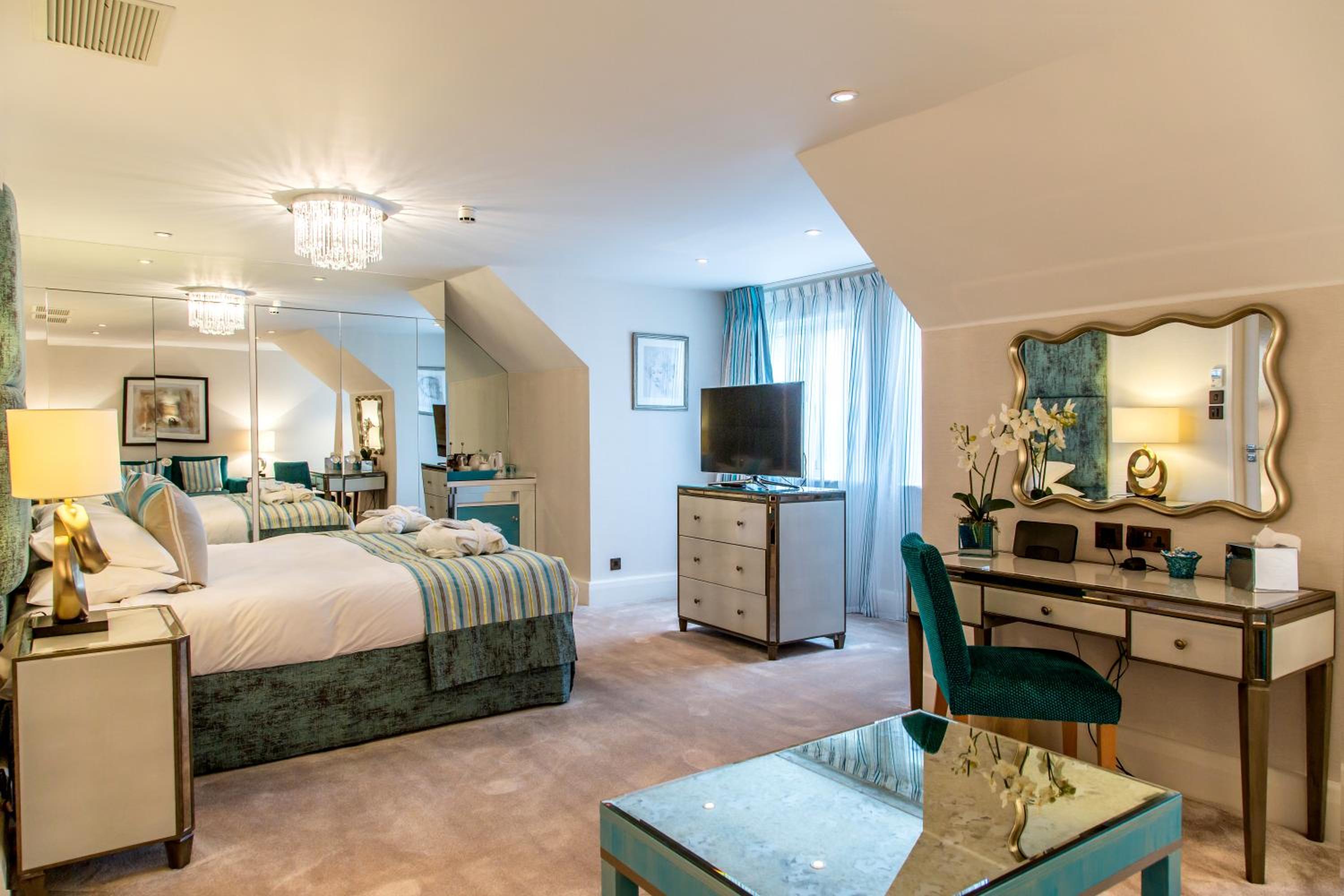 Suite - Photo 1