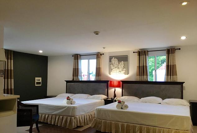 Standard Queen Room with Two Queen Beds photo 3