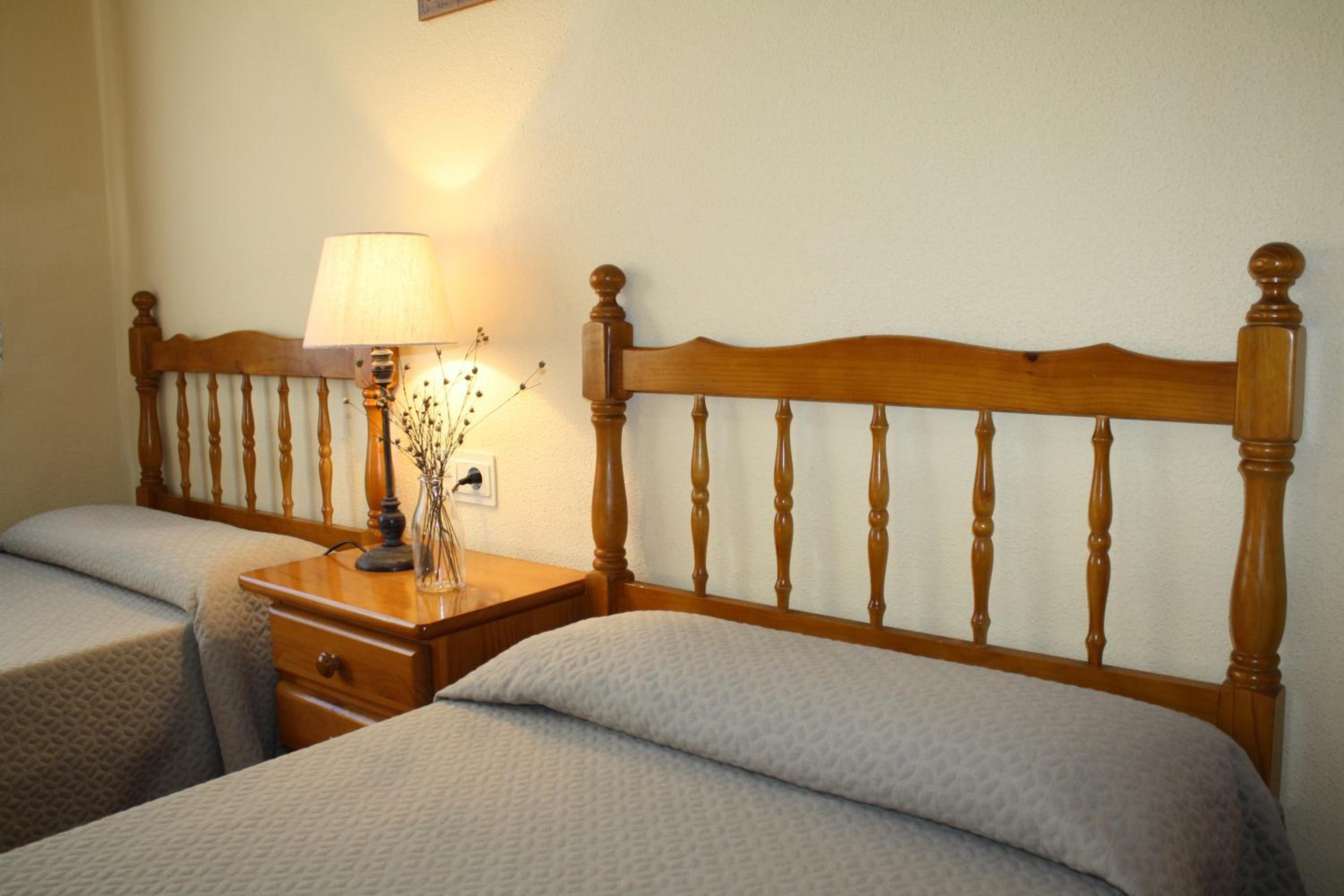 Twin Room with Private Bathroom photo 3