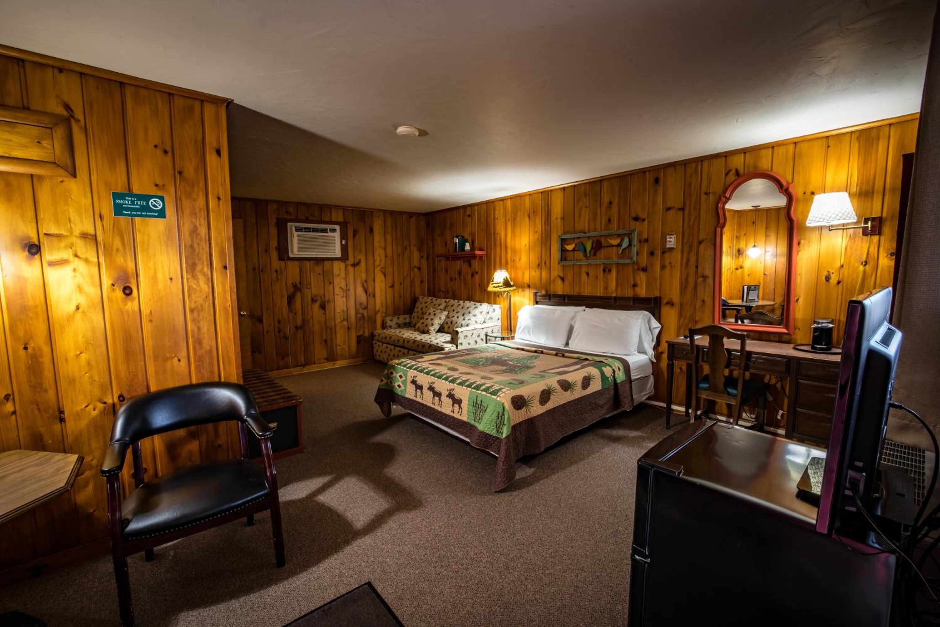 Queen Room with Sofa Bed - Non-Smoking photo 1