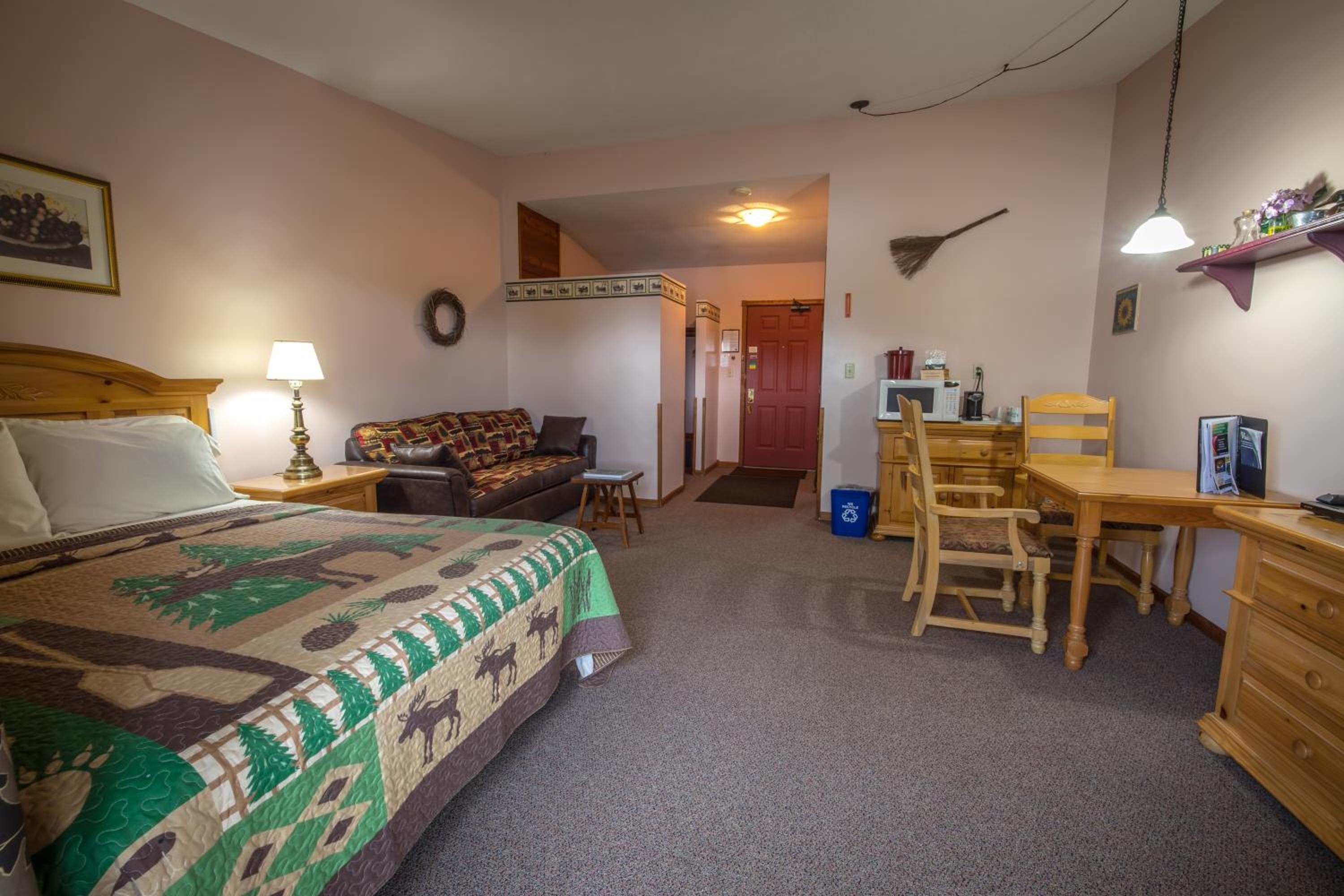 Standard Queen Room with Two Queen Beds photo 1