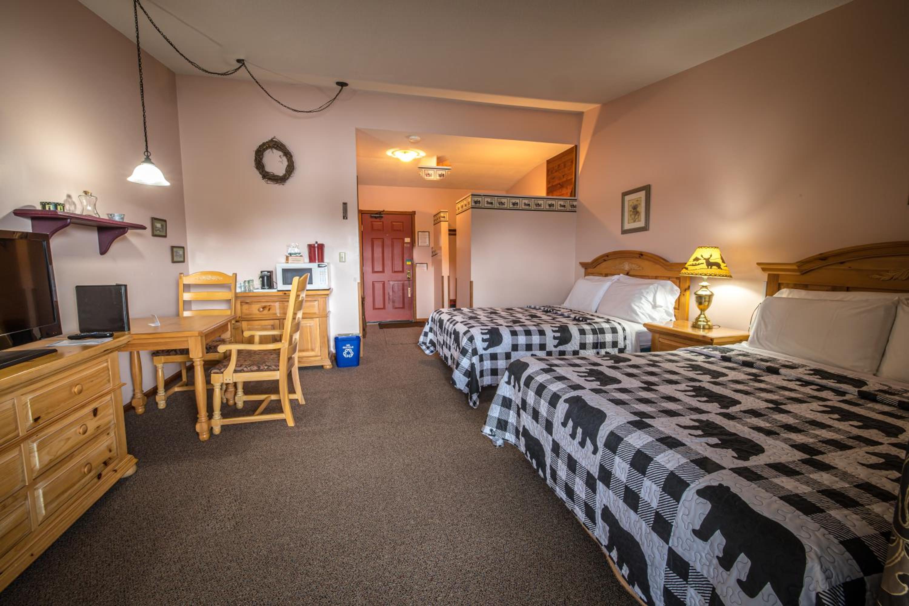 Standard Queen Room with Two Queen Beds photo 1