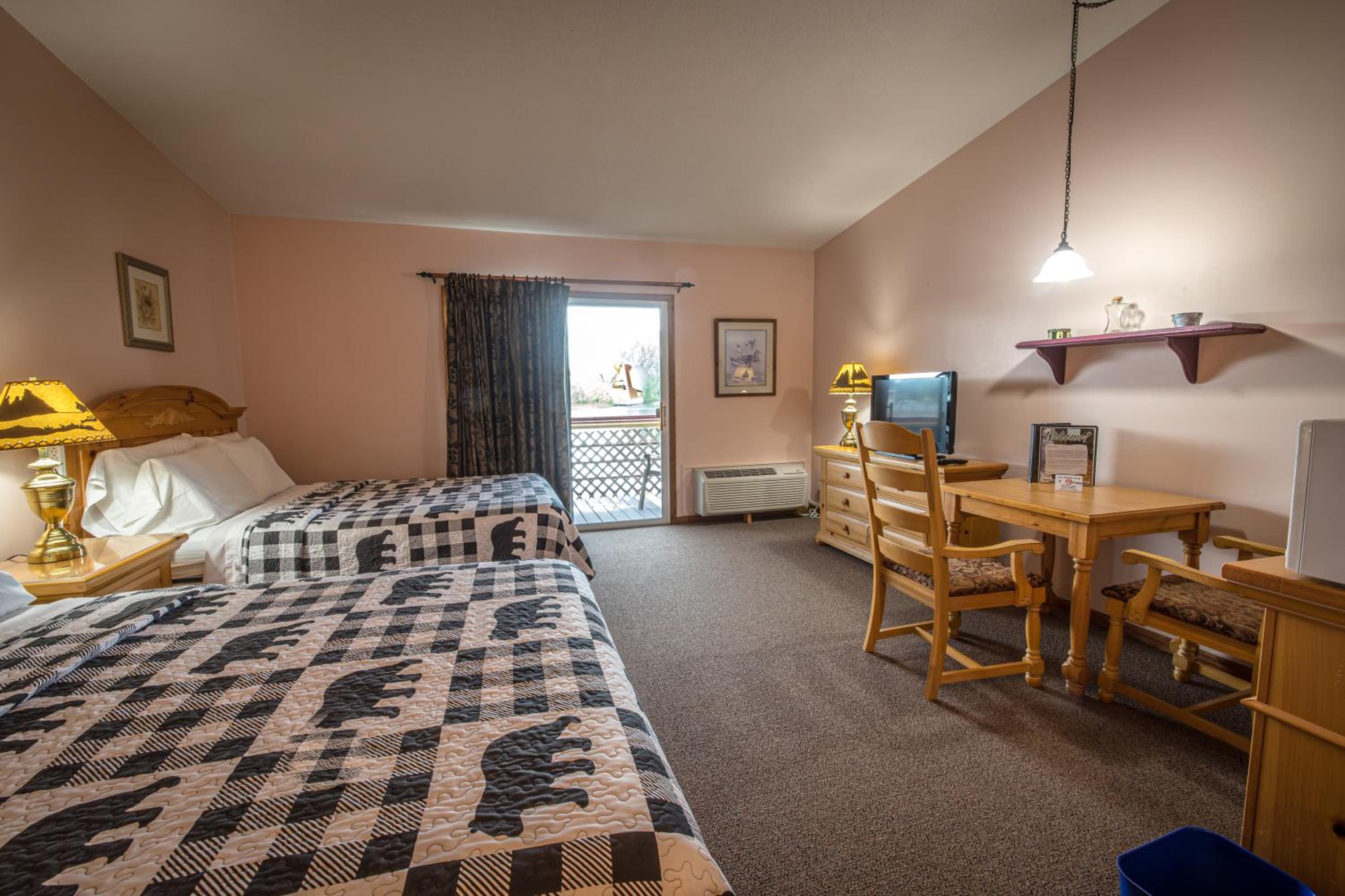 Standard Queen Room with Two Queen Beds photo 2