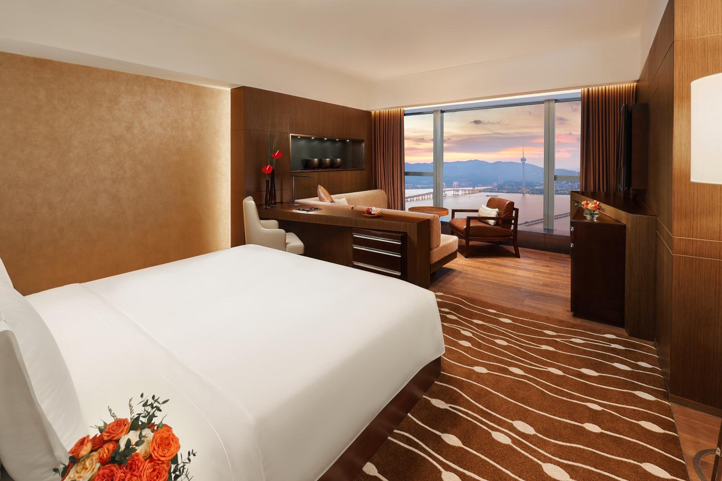 Waterfront View King Room (Splash & Stay Package) photo 2