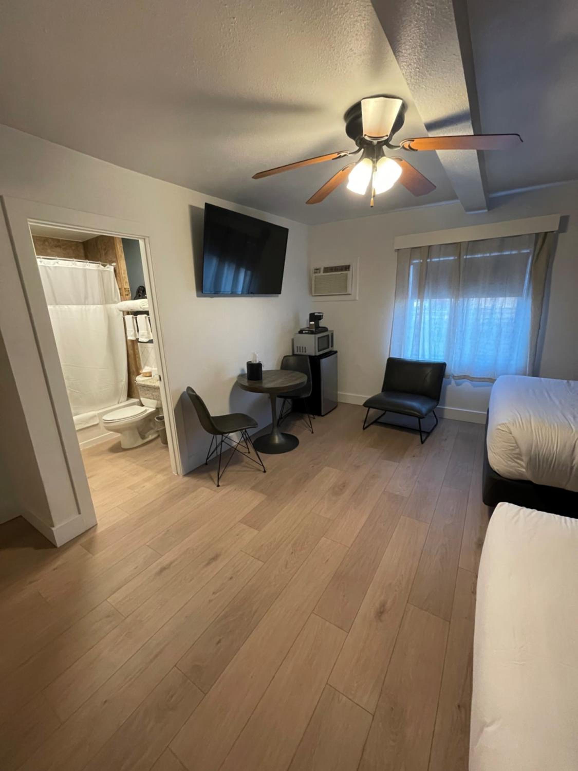 Queen Room with Two Queen Beds - Photo 26