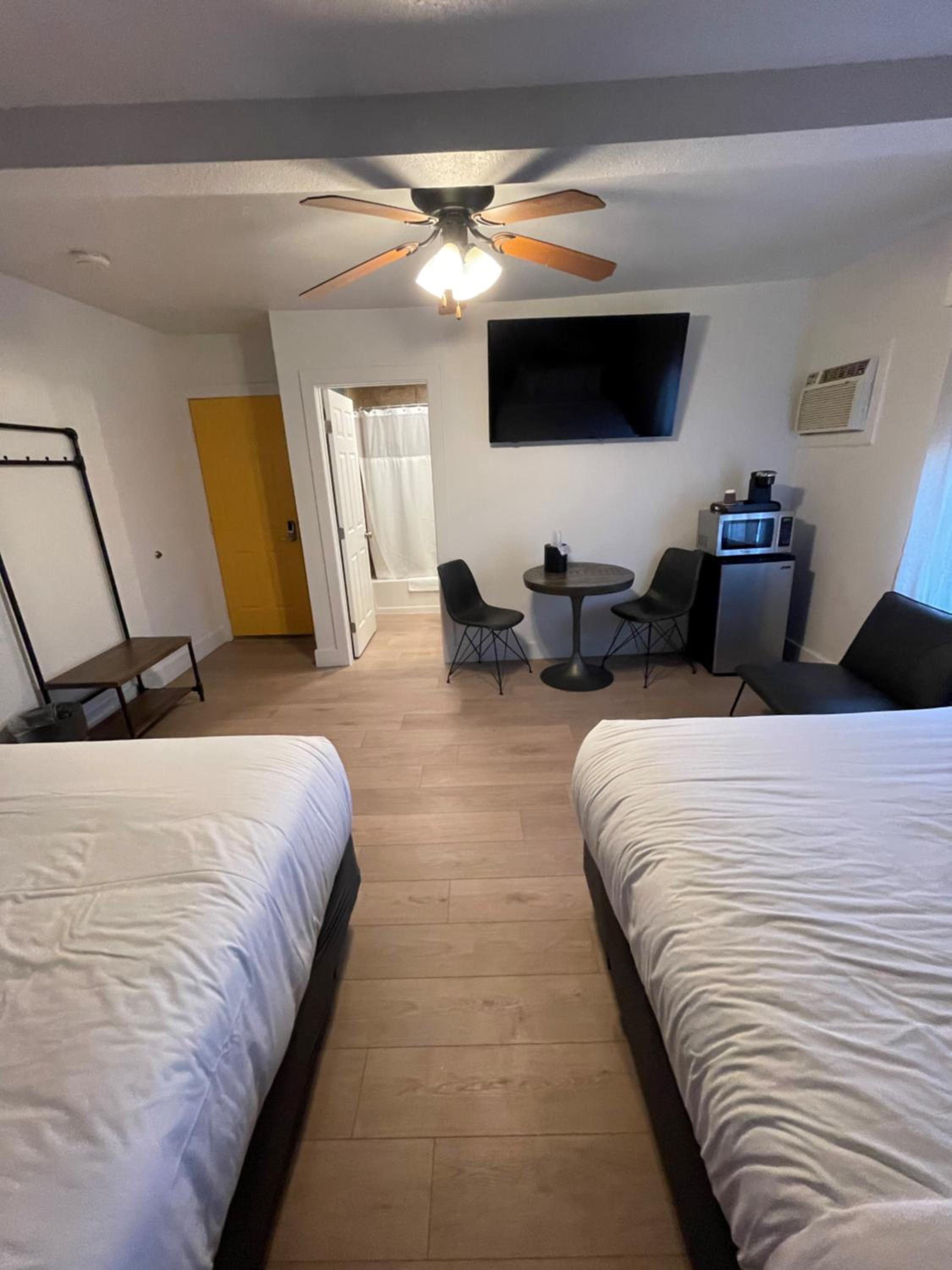 Queen Room with Two Queen Beds - Photo 9