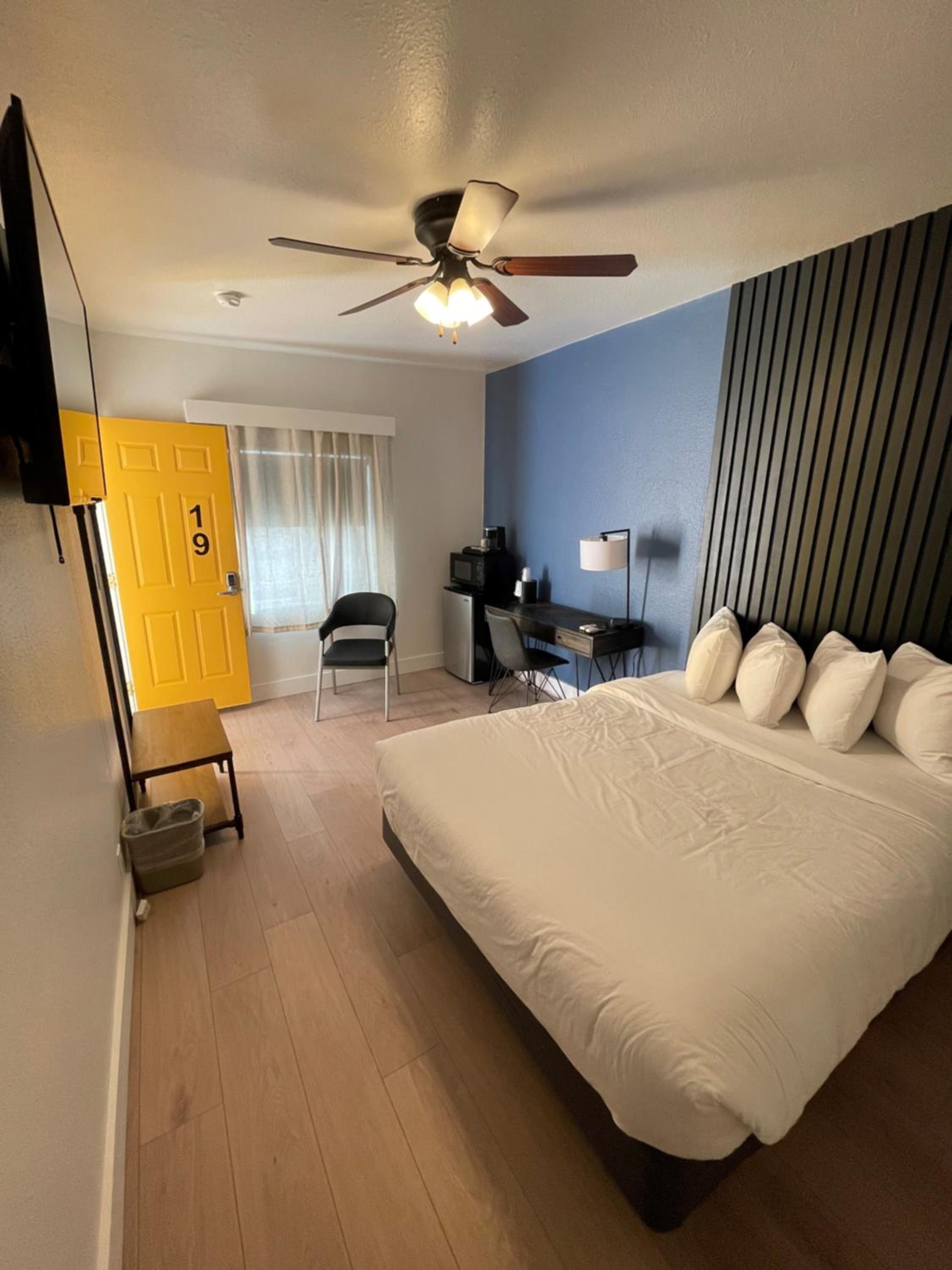 Queen Room - Photo 24