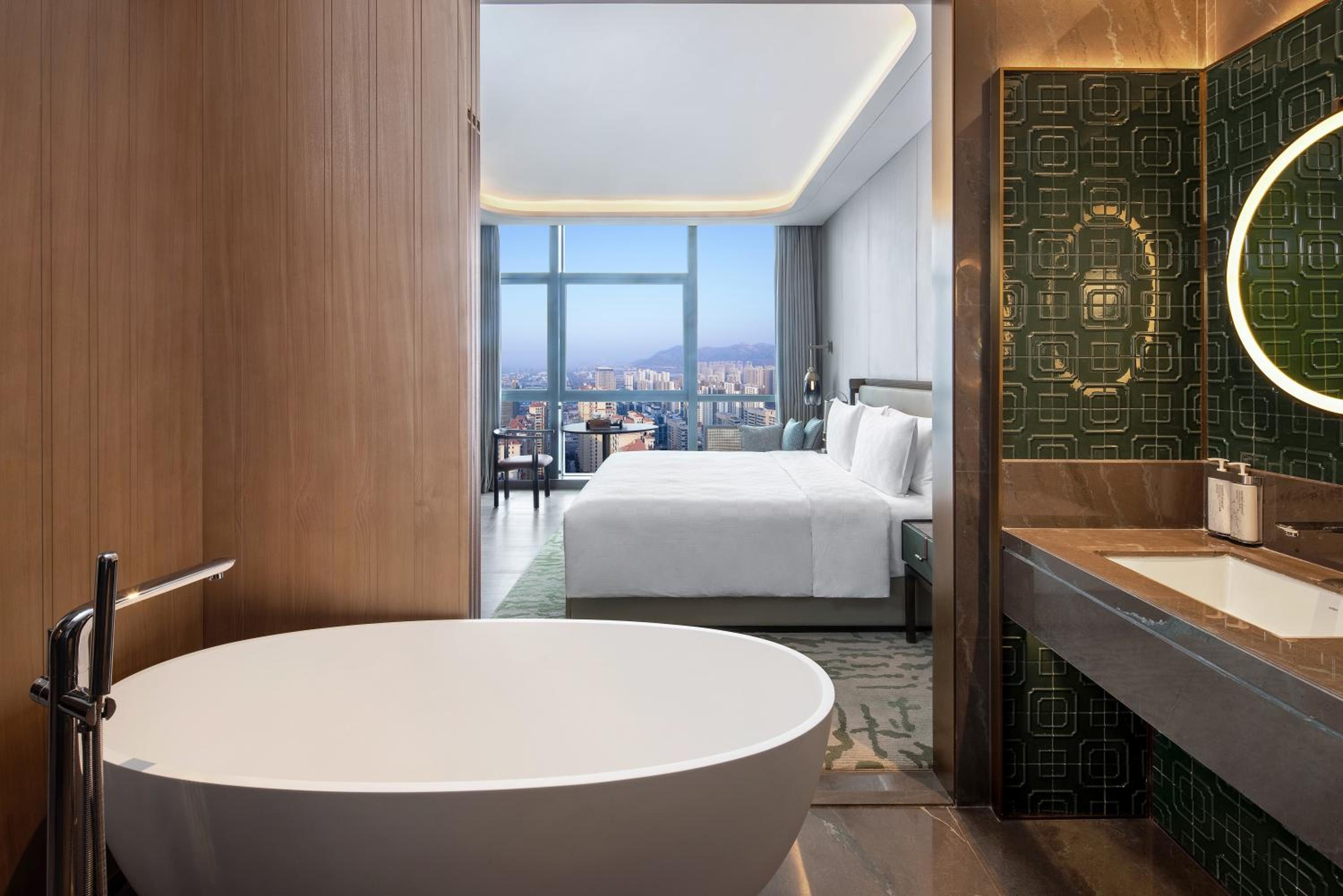 1 King 1 BDM Suite Lounge Access