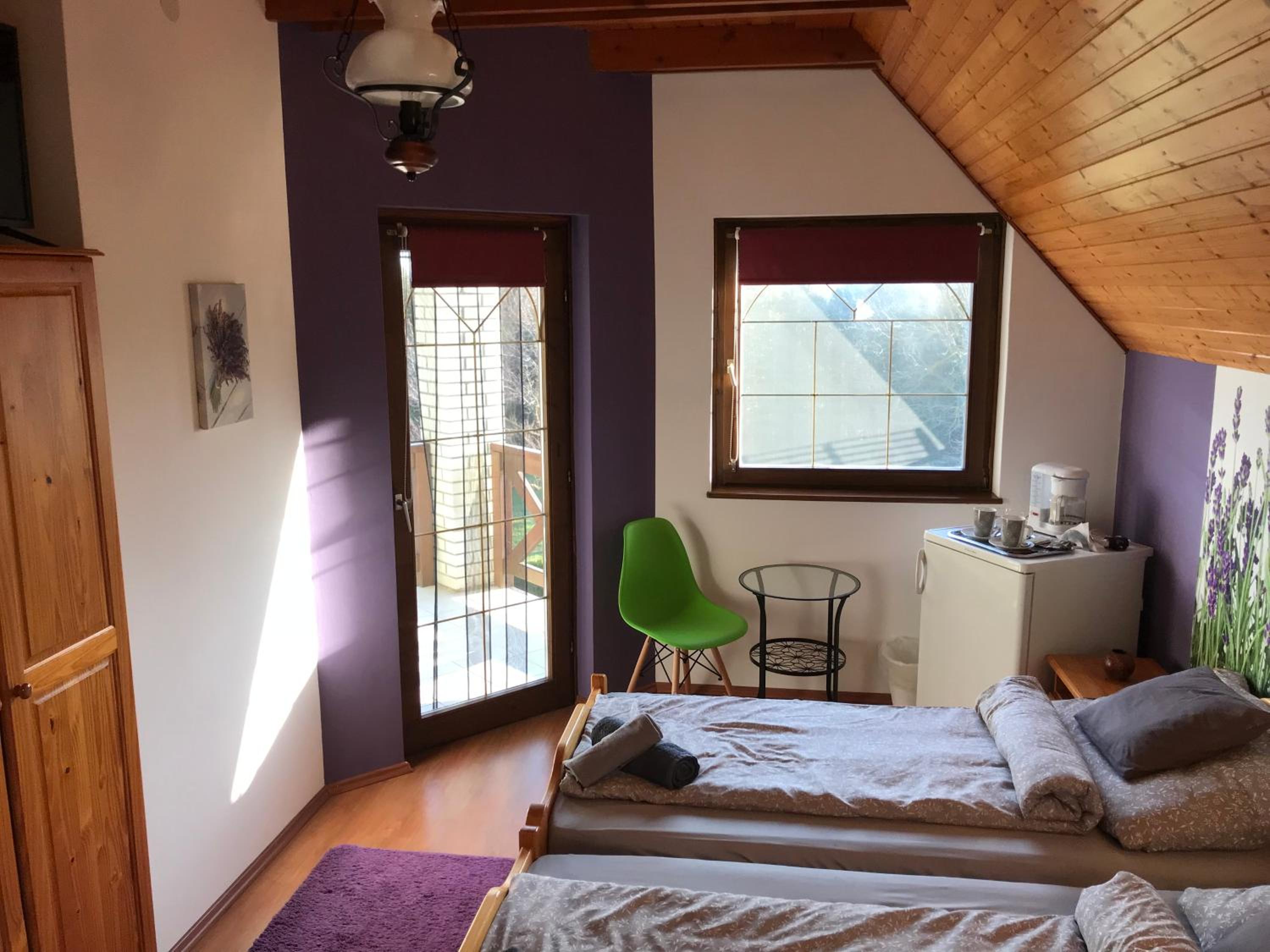 Economy Twin Room - Photo 11