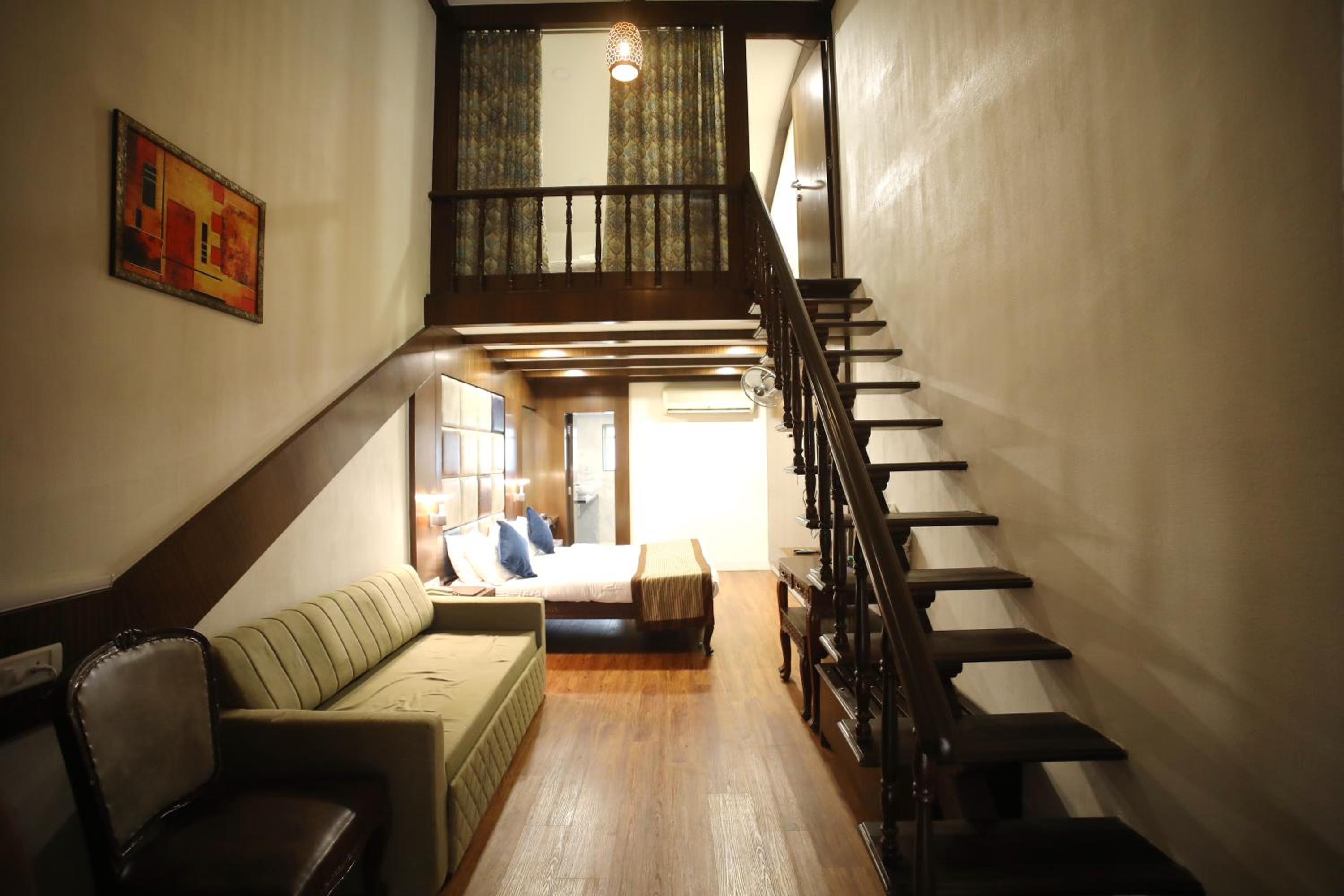 Executive Room with Two Queen Beds - Photo 8