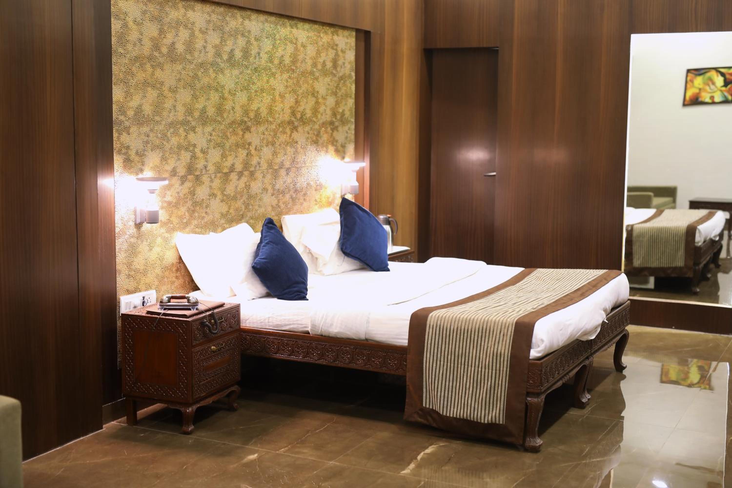 Deluxe Double Room - Photo 11