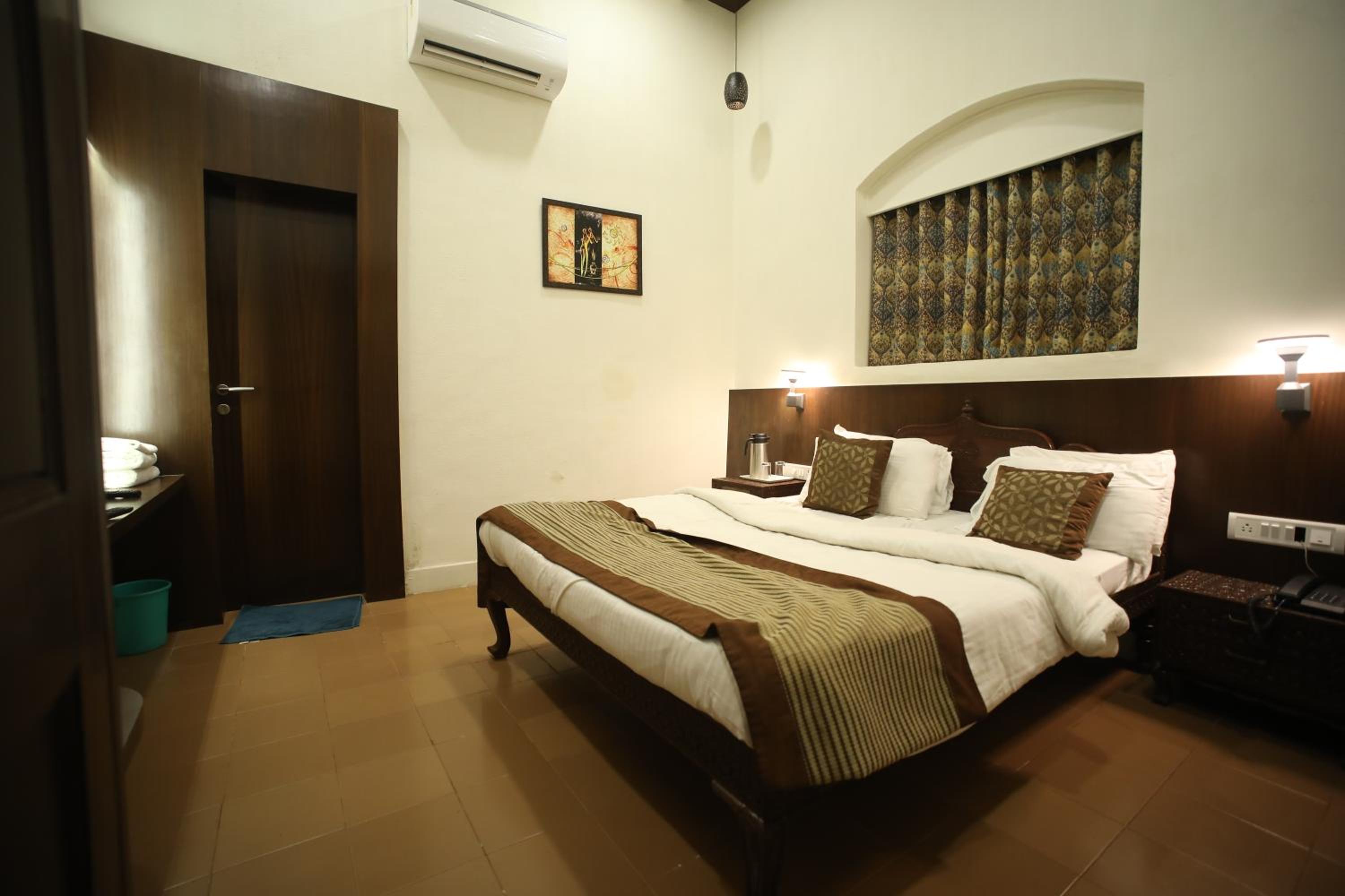 Executive Room with Two Queen Beds - Photo 5