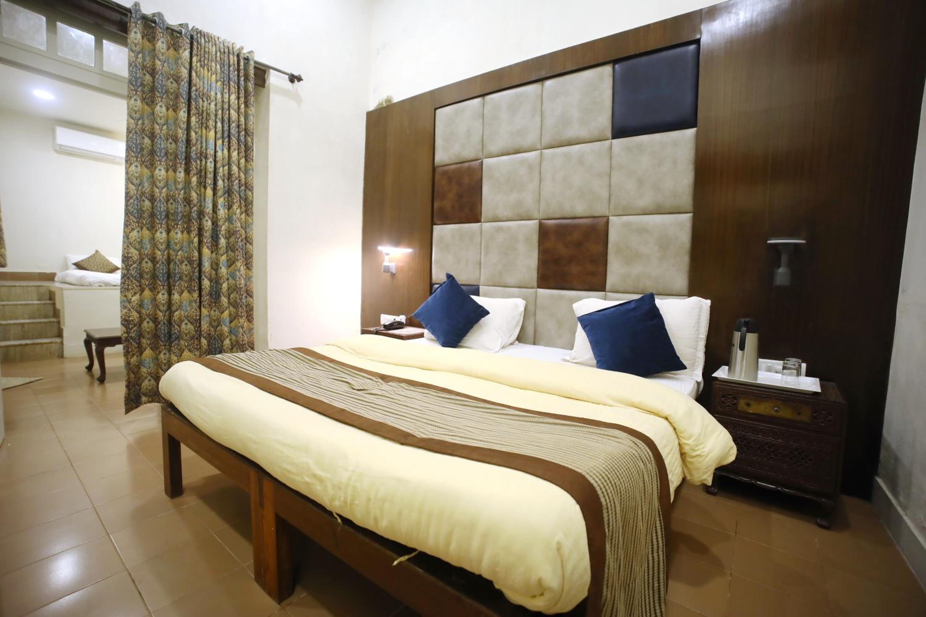 Executive Room with Two Queen Beds - Photo 4