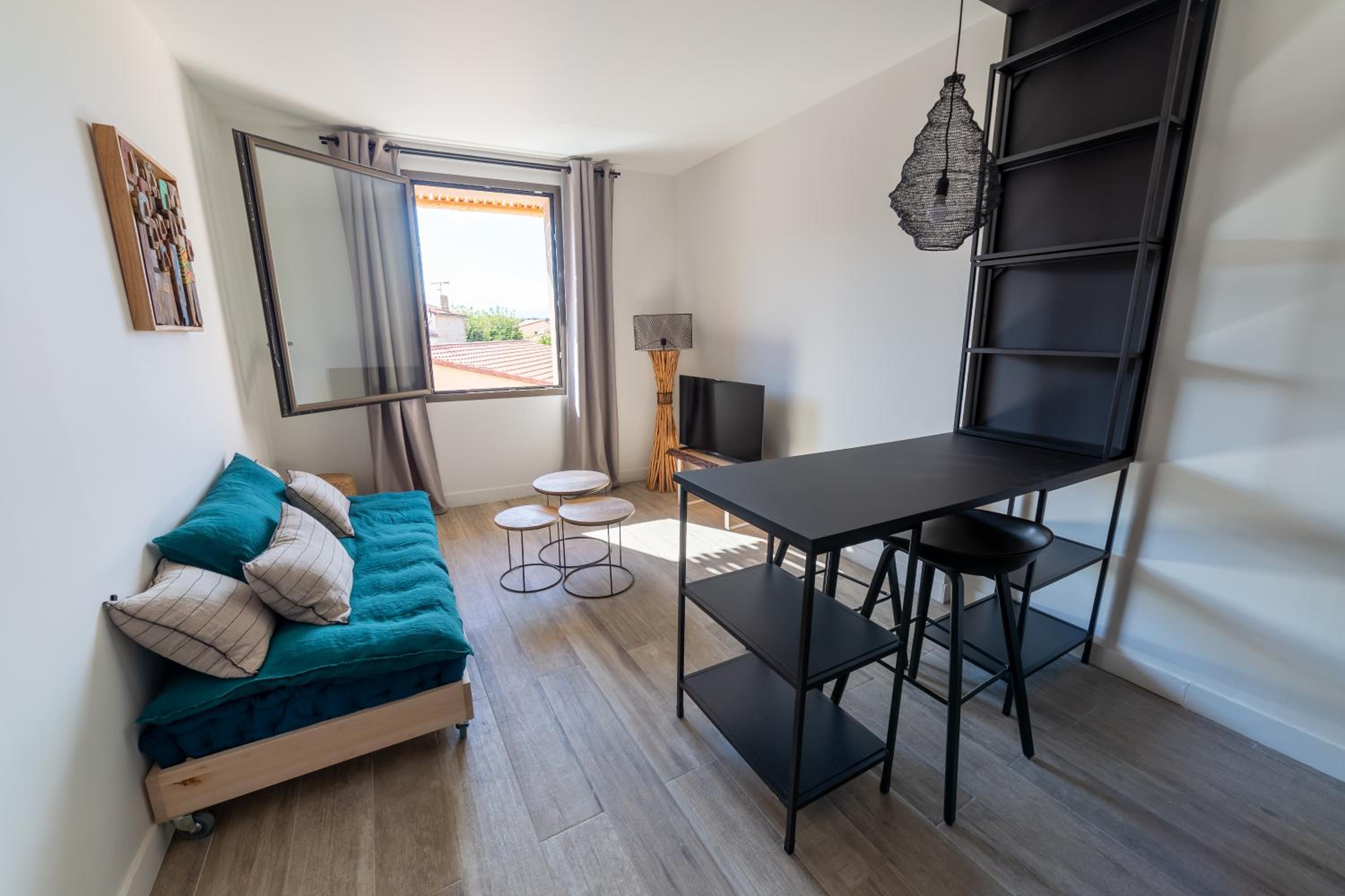 One-Bedroom Apartment photo 1