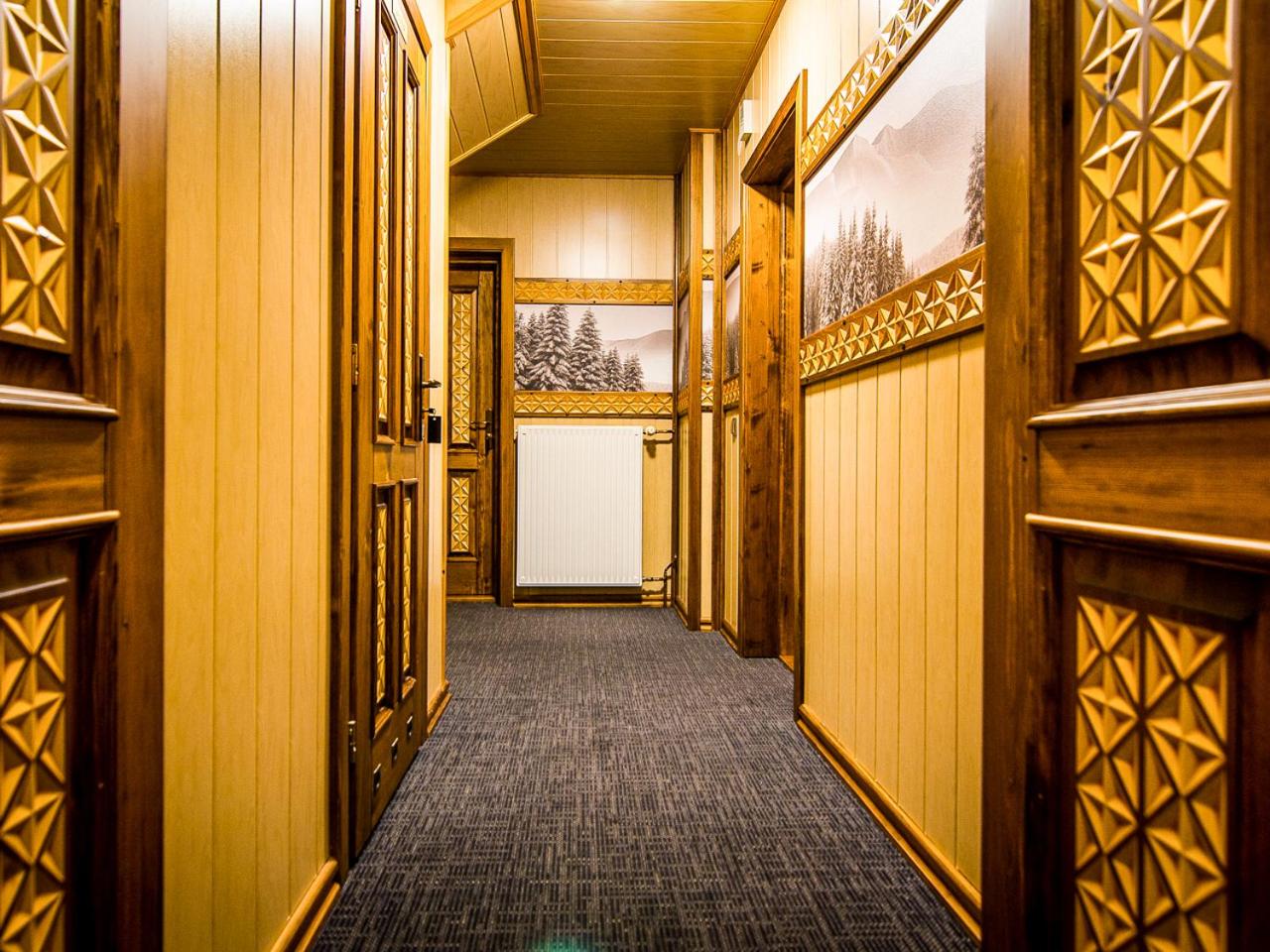 Family Room with Mountain View photo 1