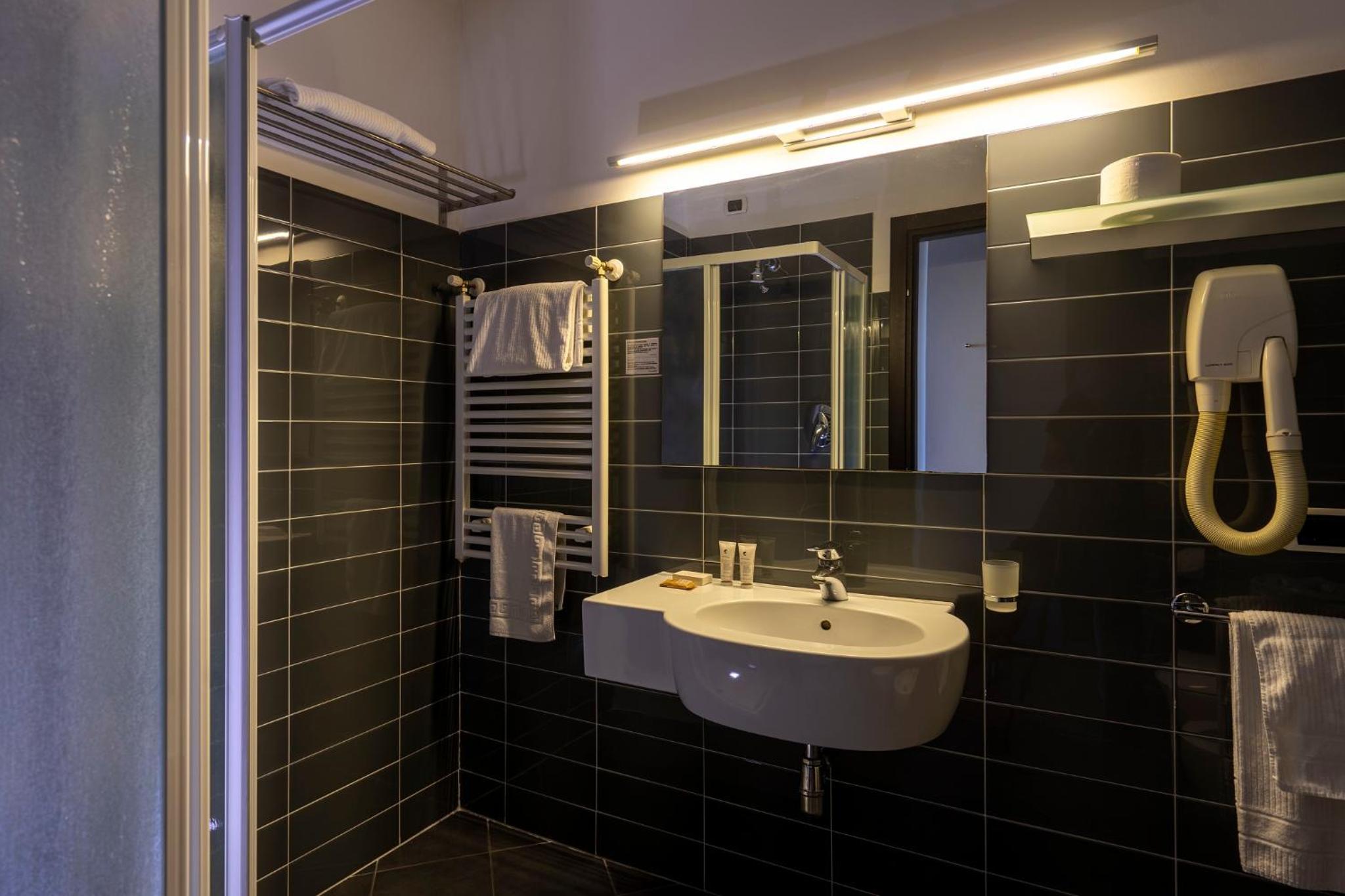 Double Room with Balcony - Photo 5