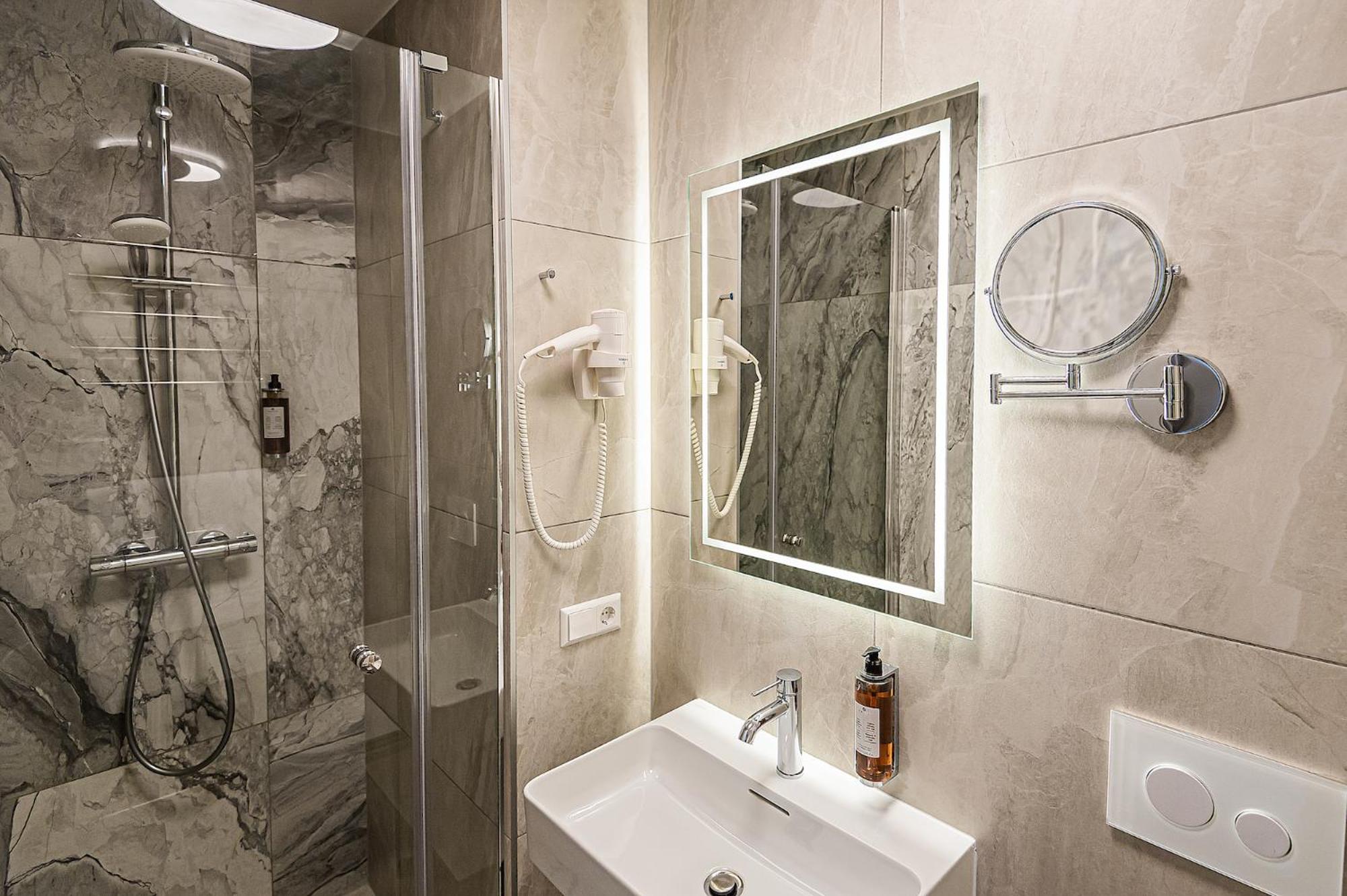 Double or Twin Room - Photo 4