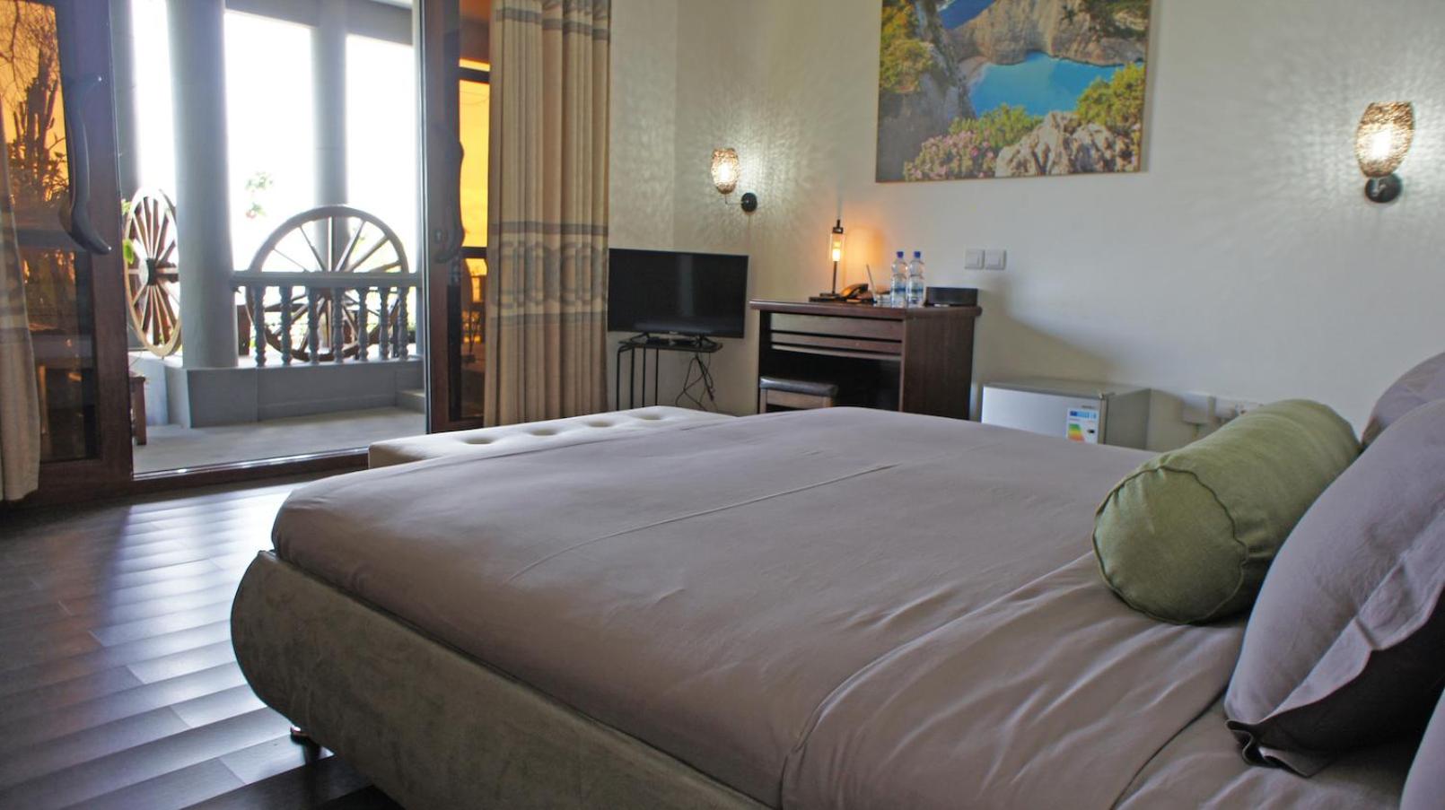 Deluxe Double Room with Balcony and Sea View photo 2