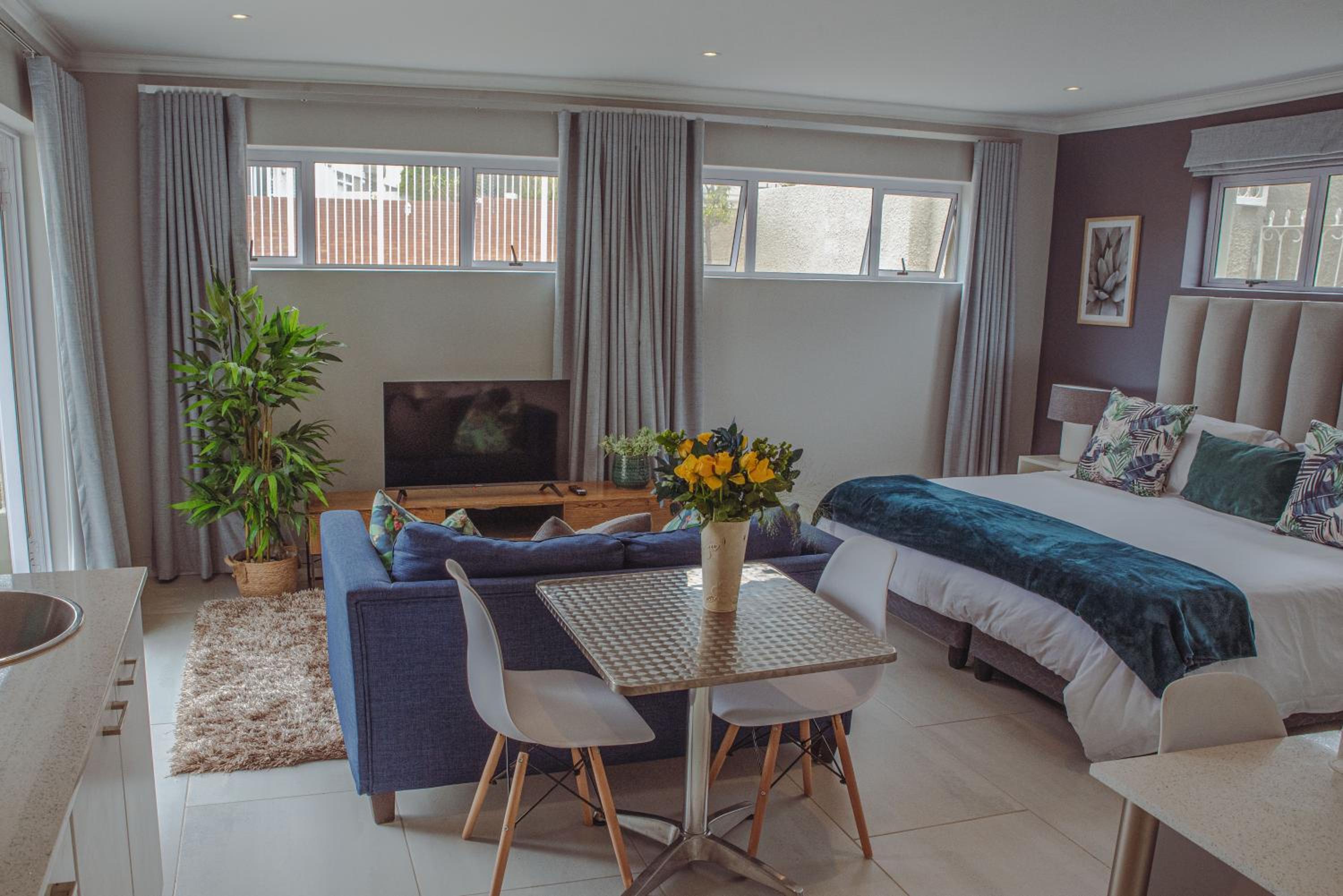Deluxe King Room - Photo 8