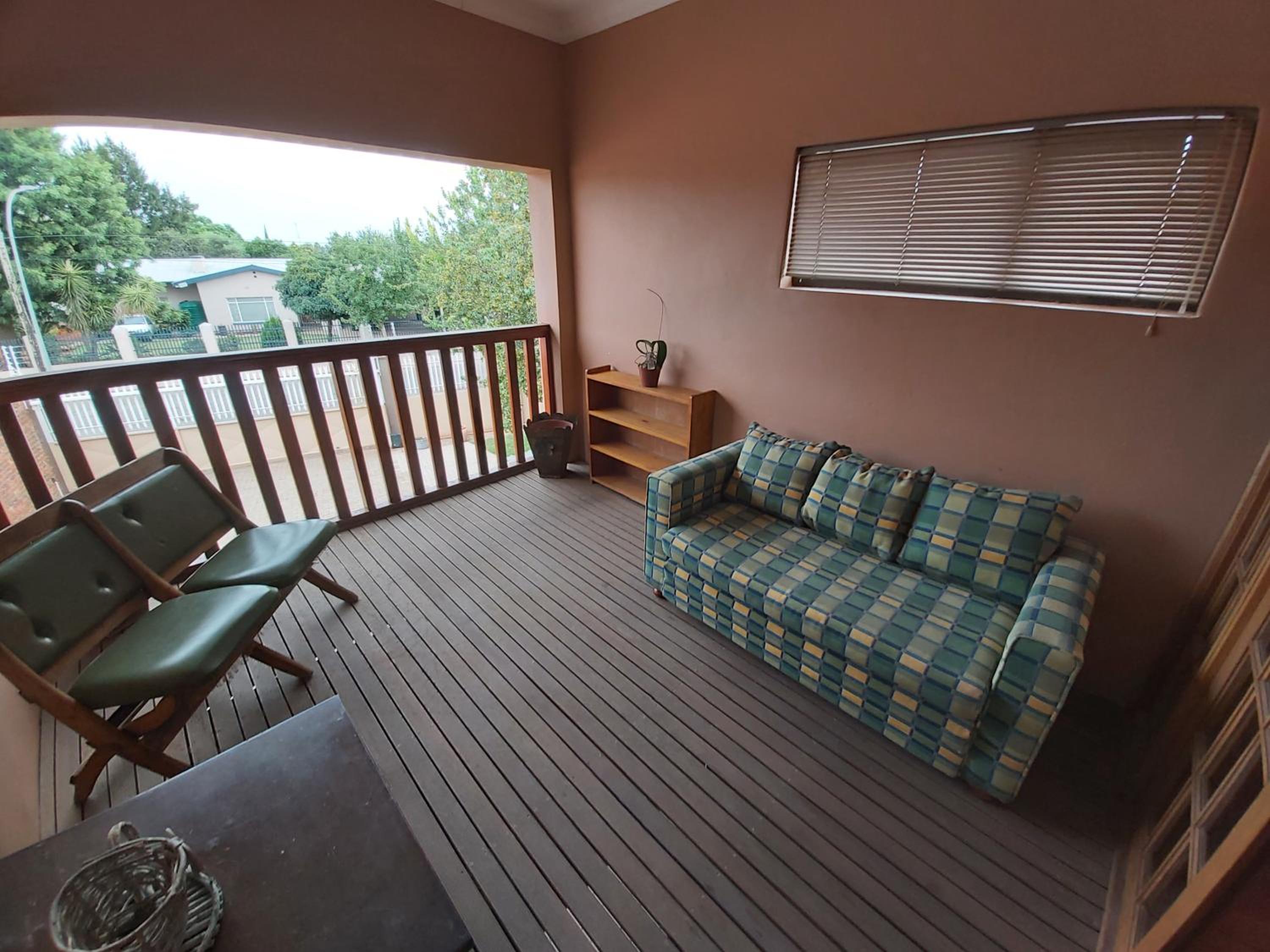 Apartment with Balcony - Photo 4