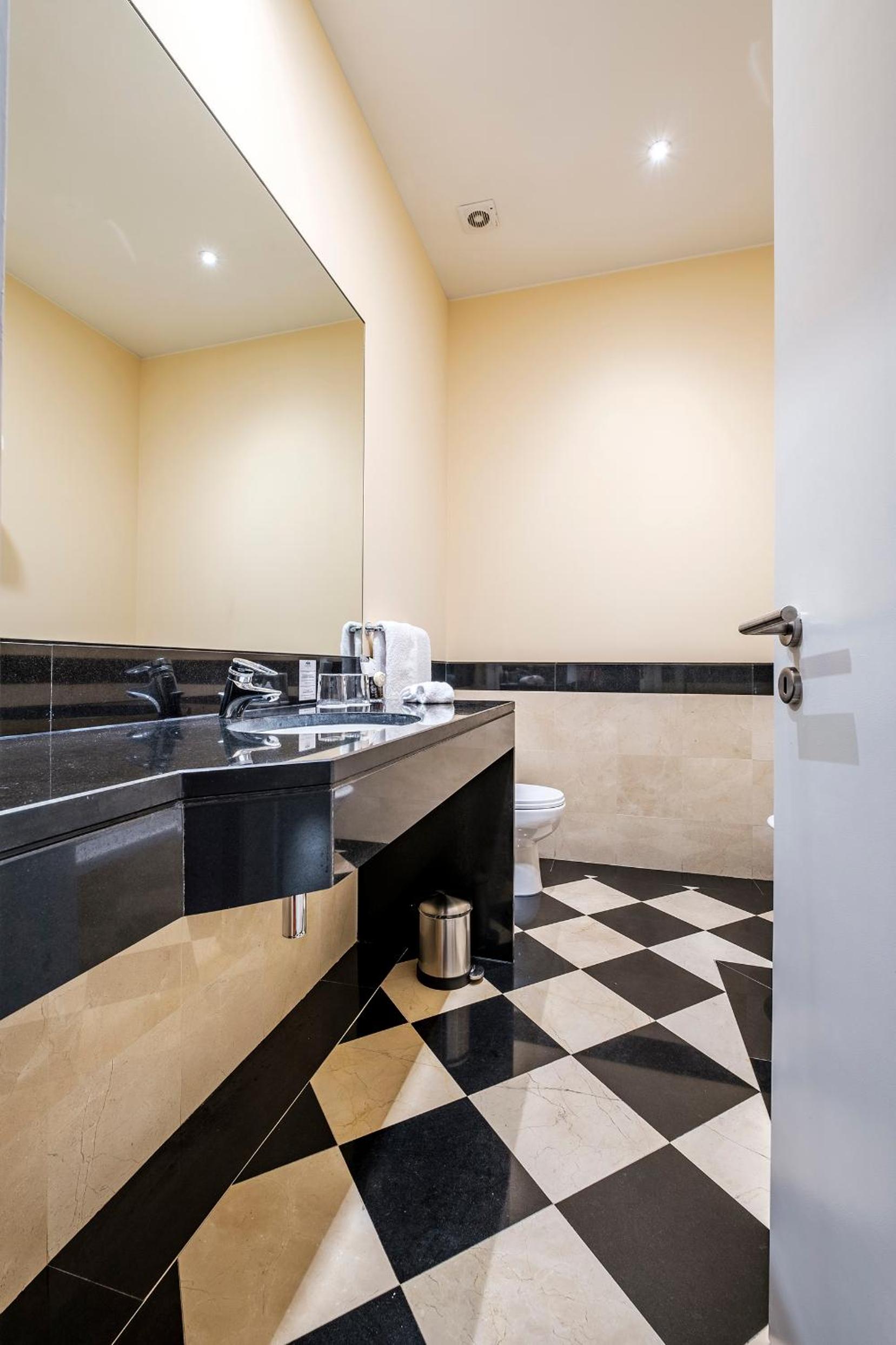 Superior Suite - Photo 5