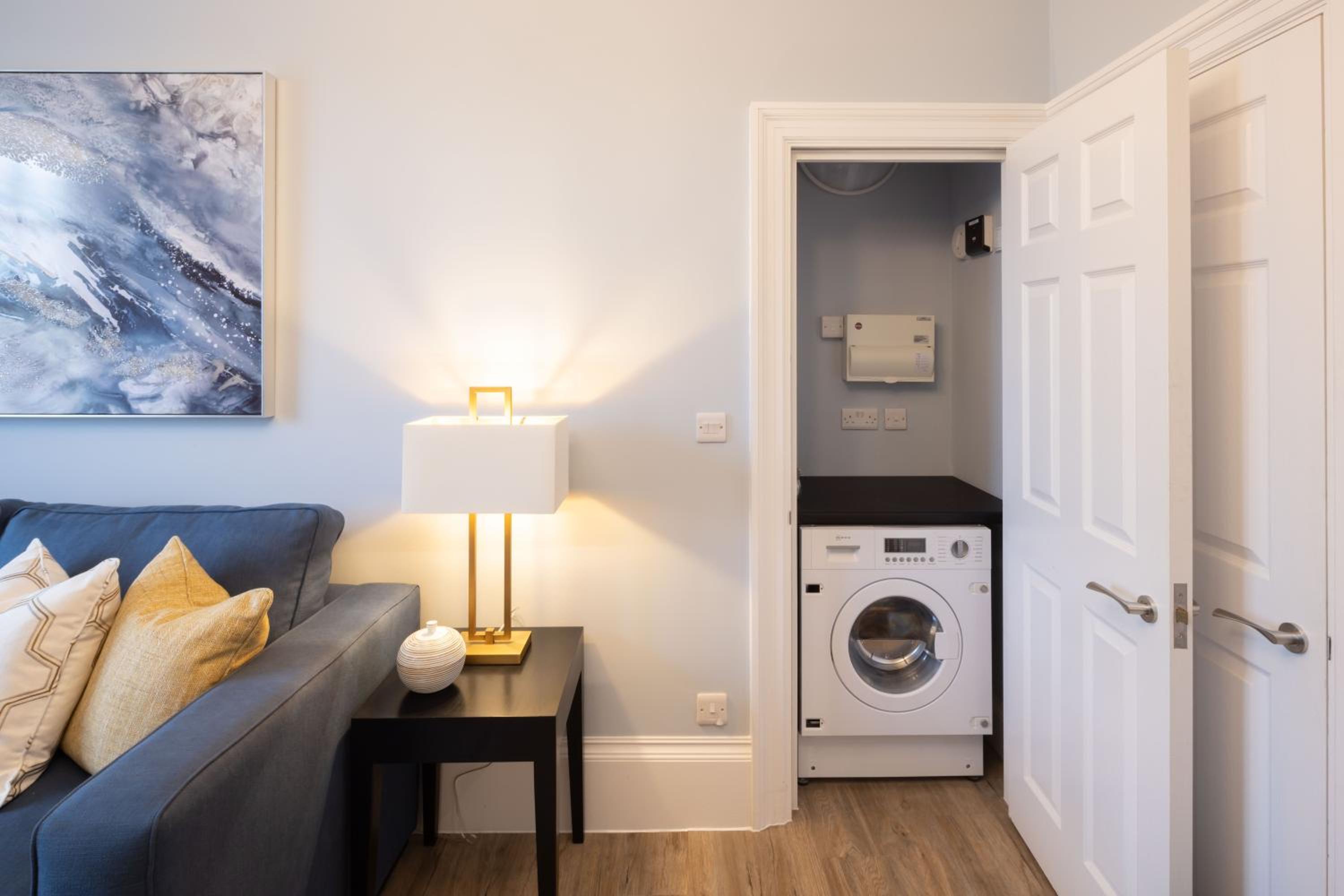 One-Bedroom Apartment - Photo 8