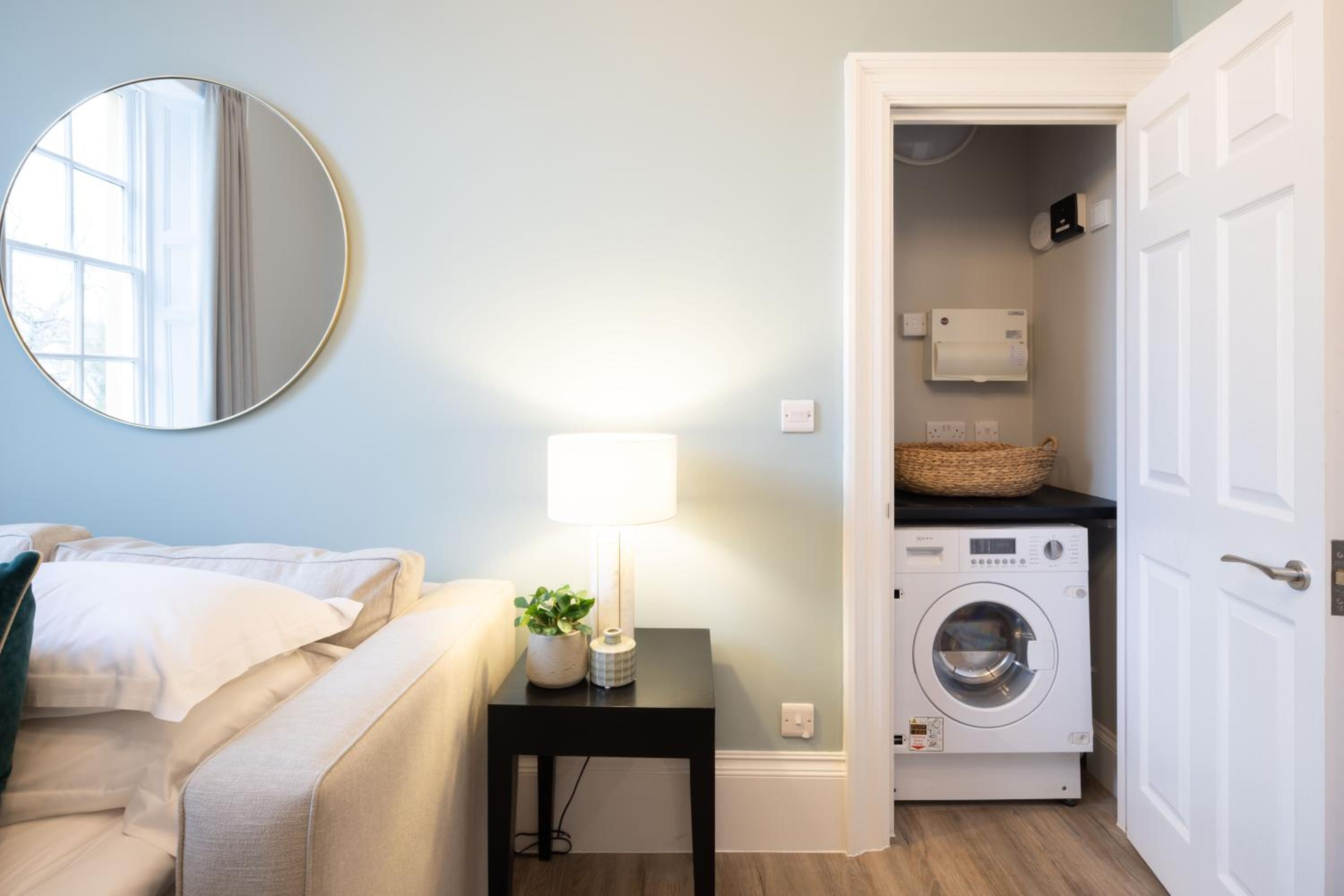 One-Bedroom Apartment - Photo 2