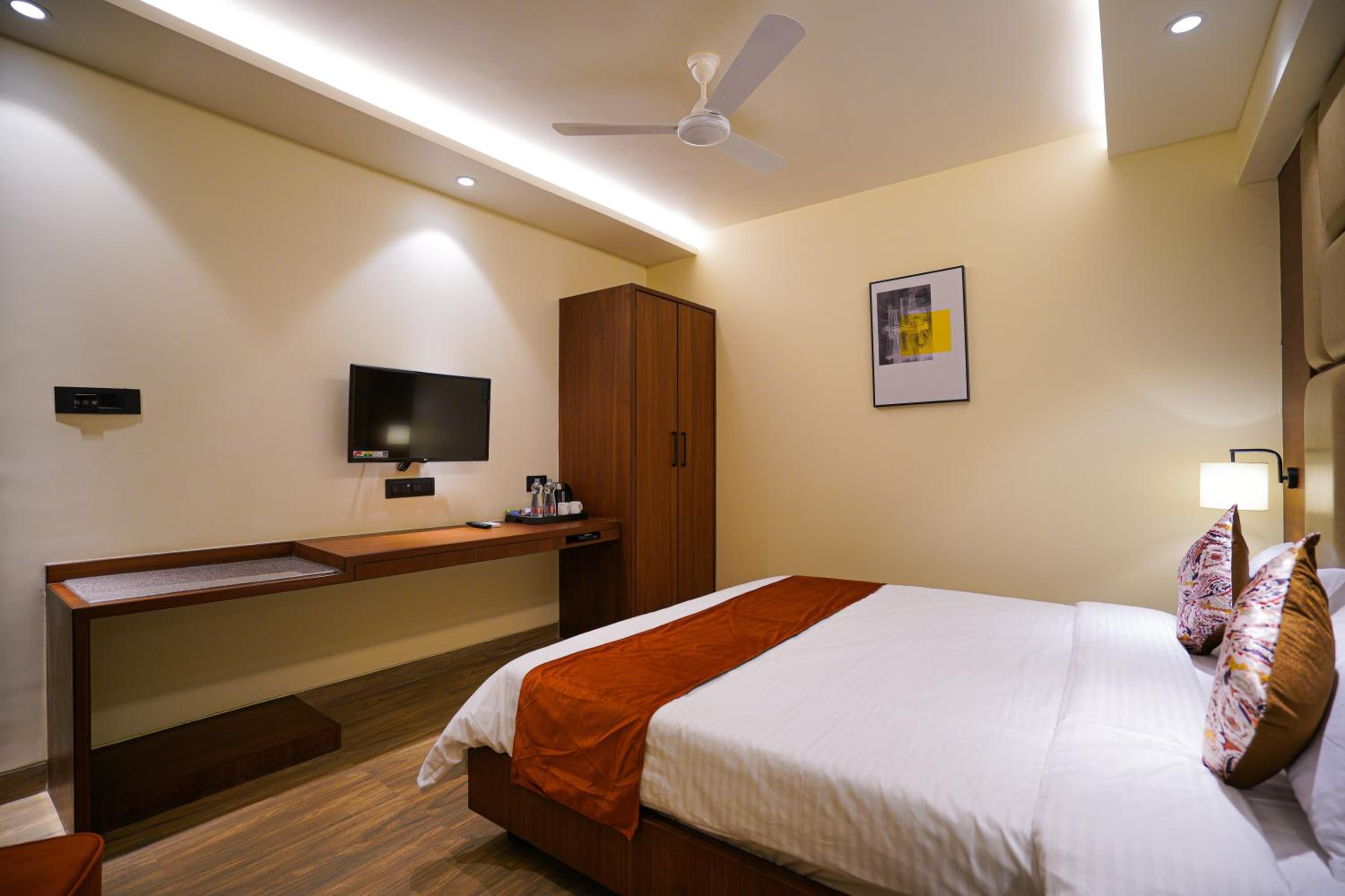 Large Double or Twin Room - Photo 3