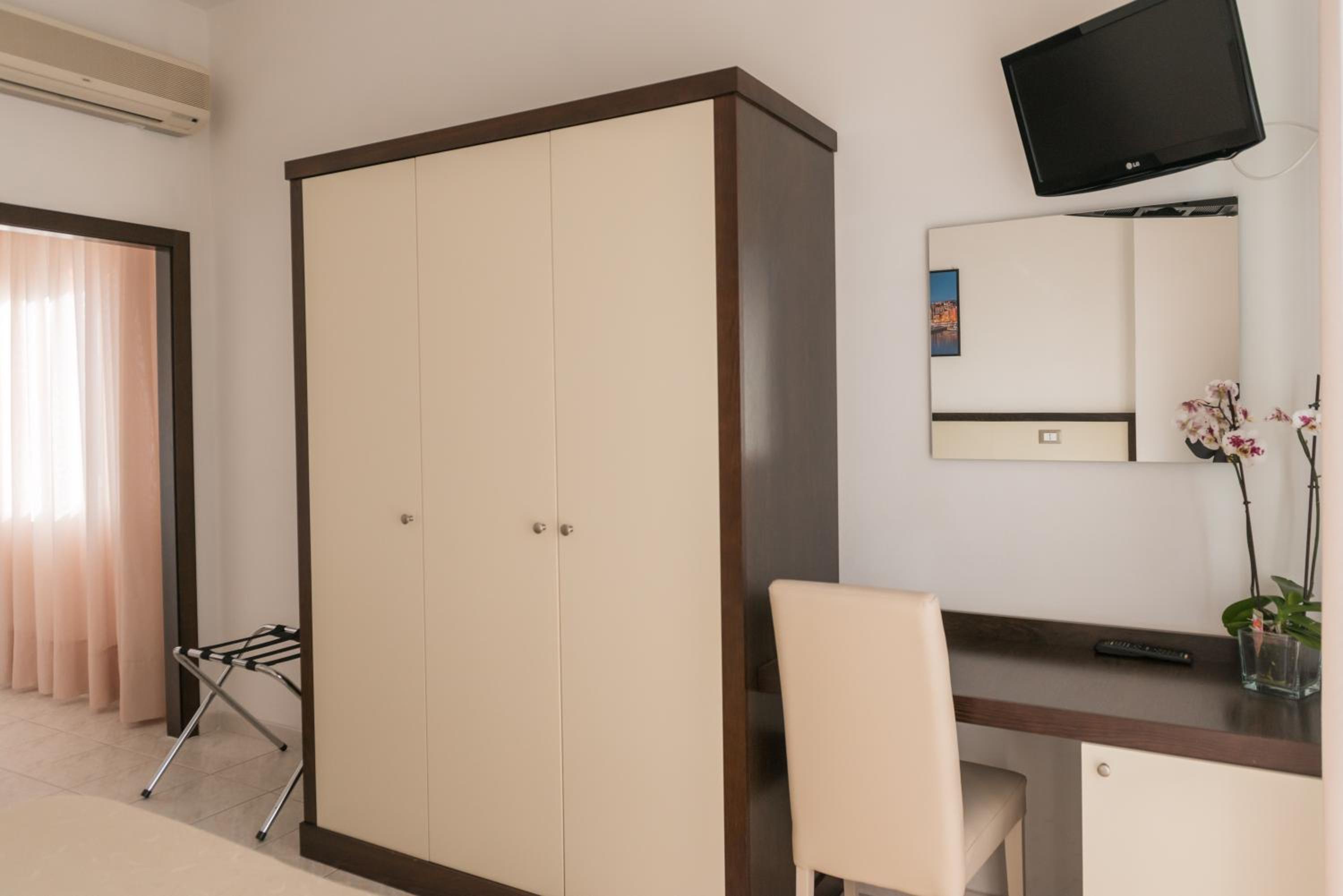Superior Triple Room with Balcony - Photo 9