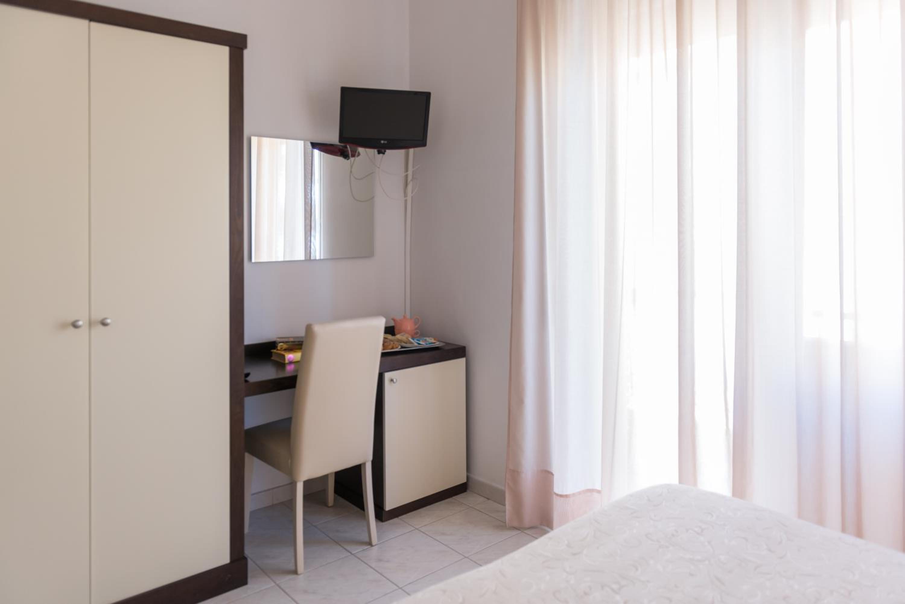 Superior Triple Room with Balcony - Photo 8