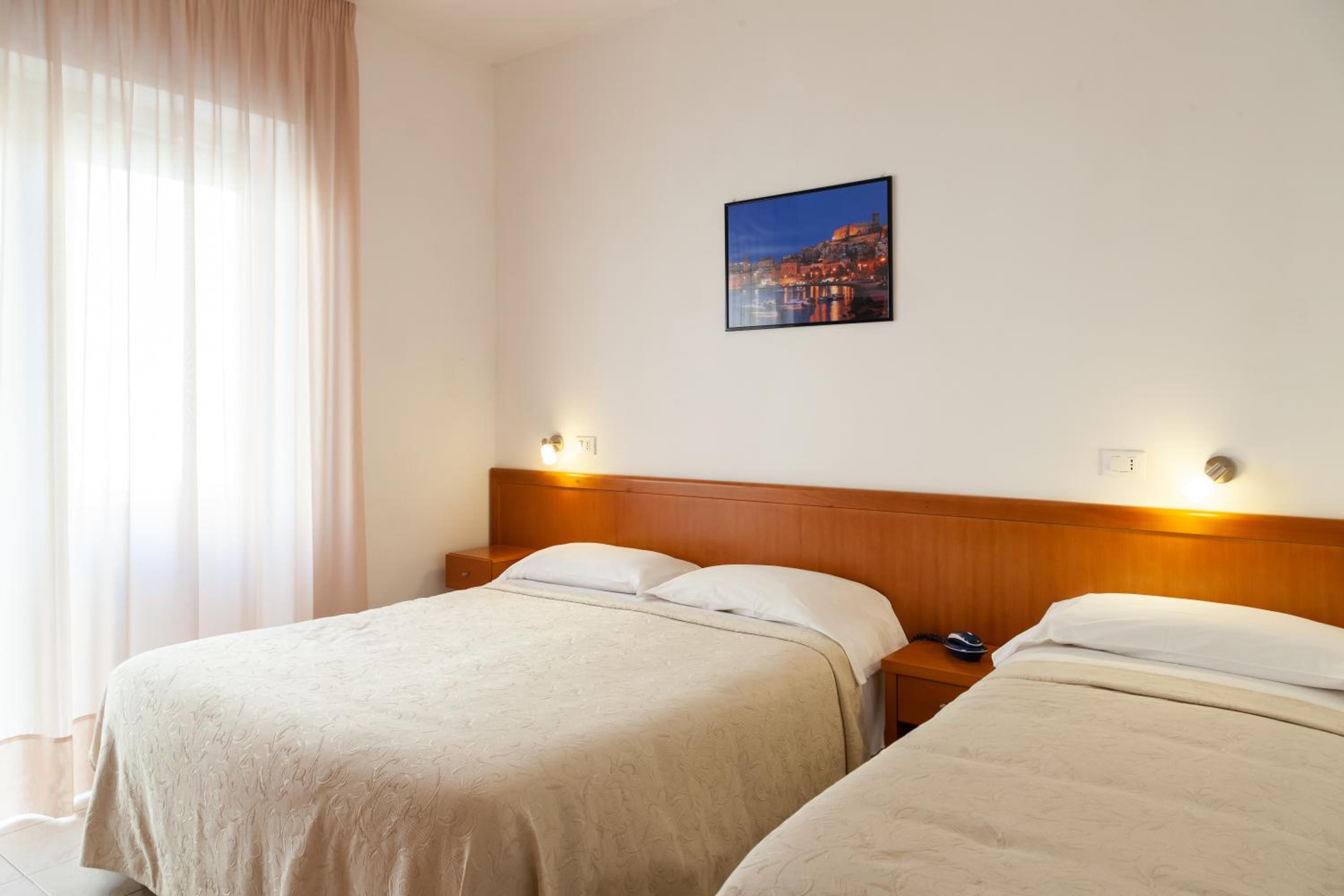 Superior Triple Room with Balcony - Photo 11