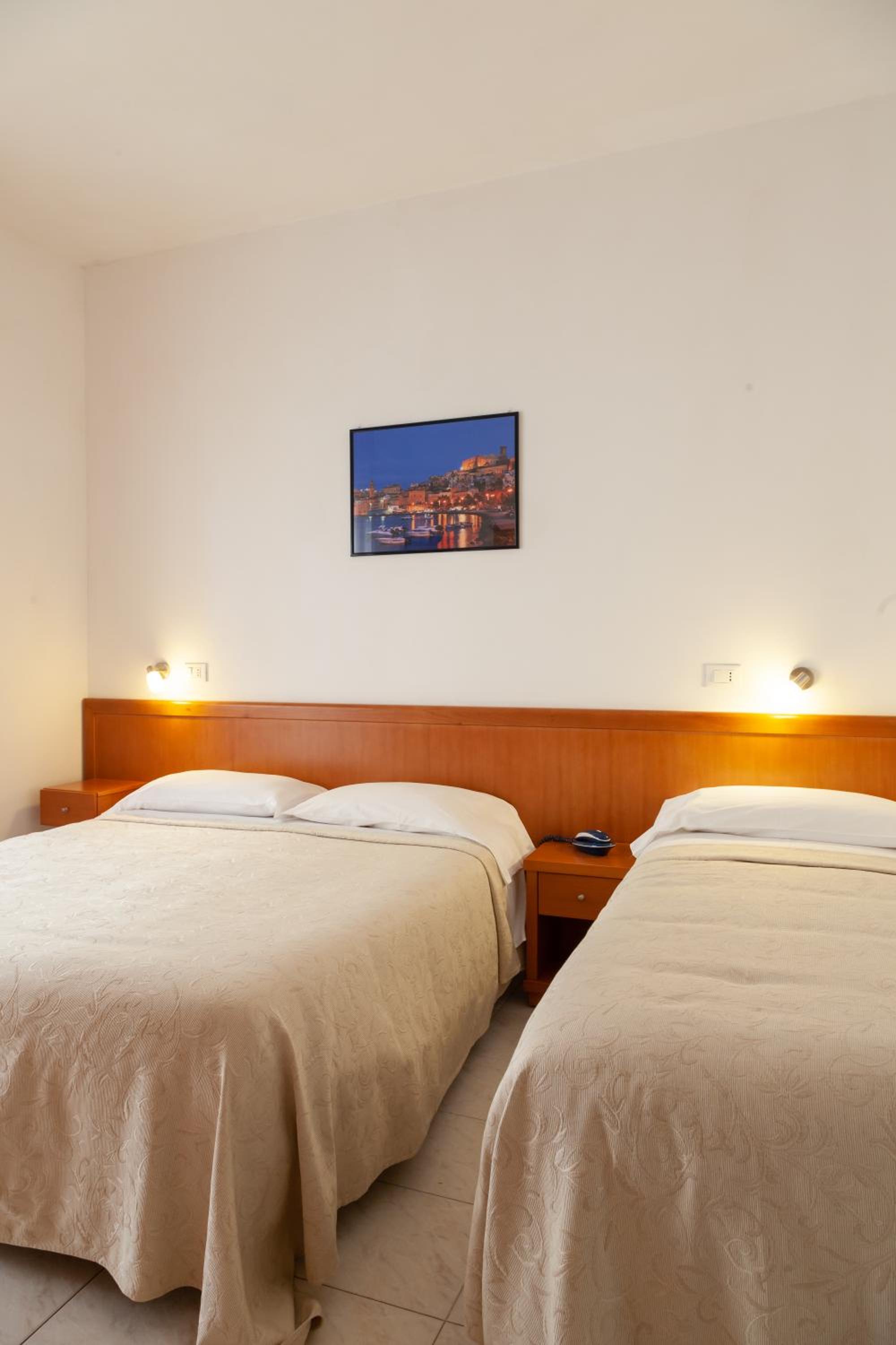 Superior Triple Room with Balcony - Photo 10