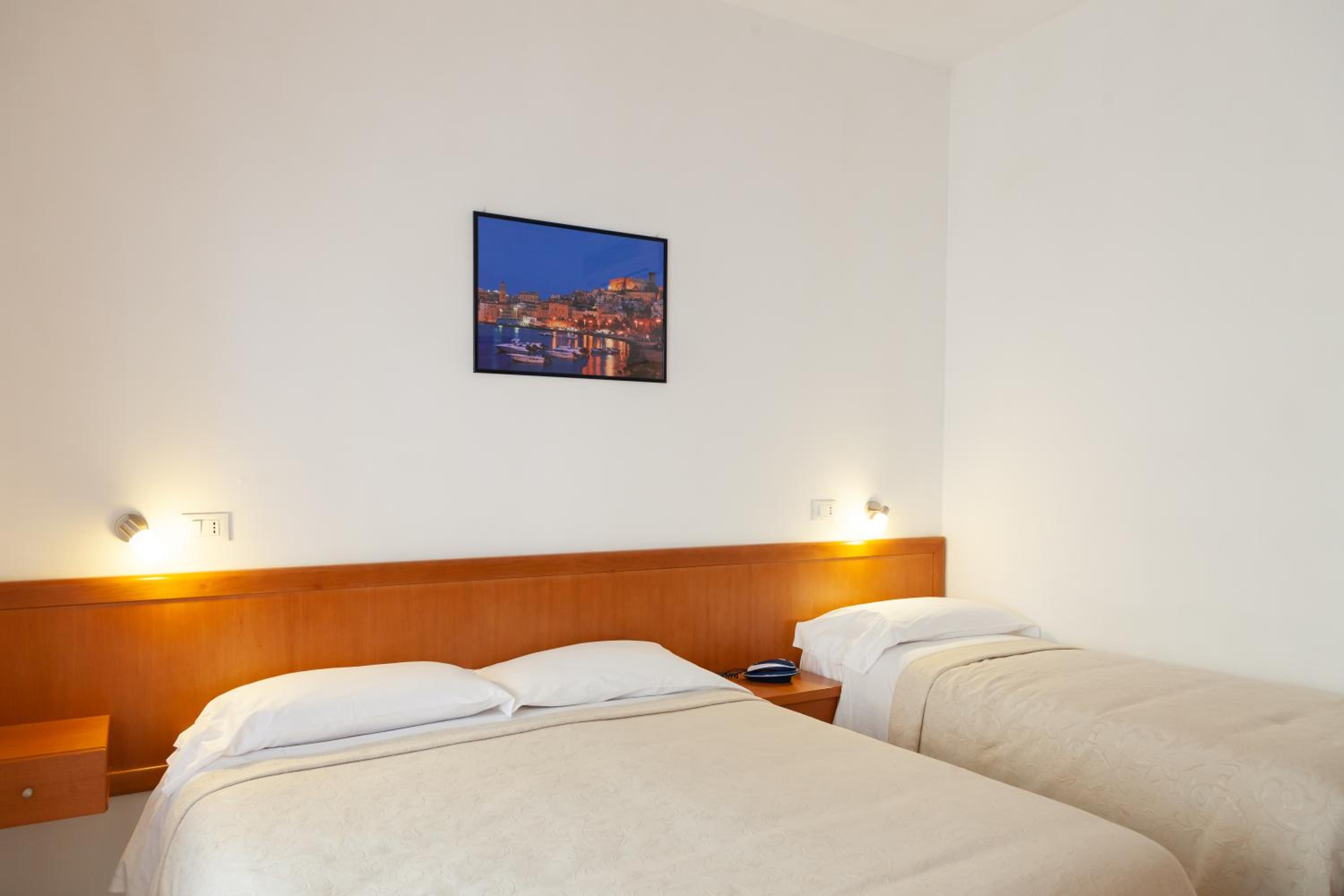 Superior Triple Room with Balcony - Photo 13