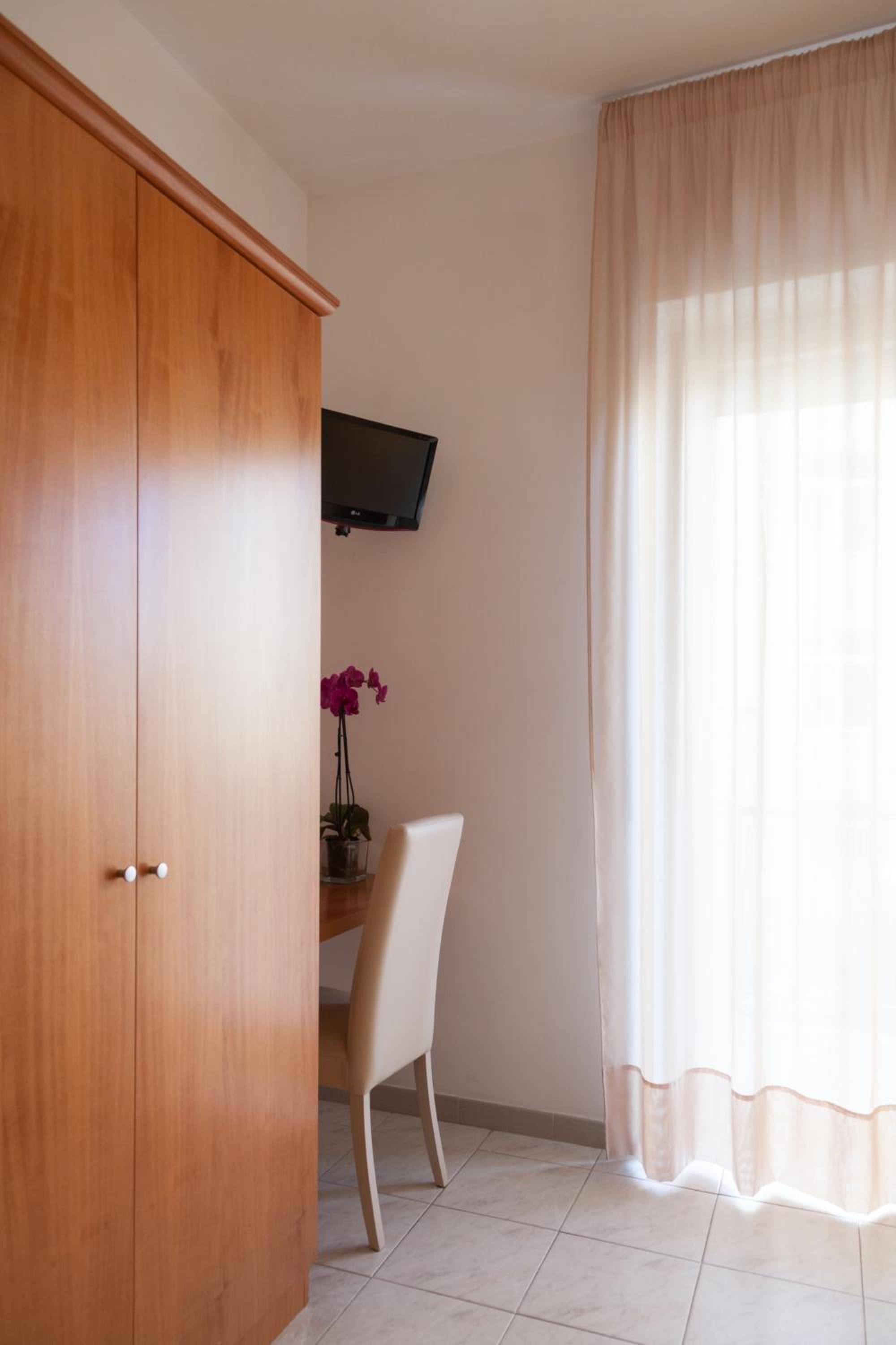 Superior Triple Room with Balcony - Photo 12