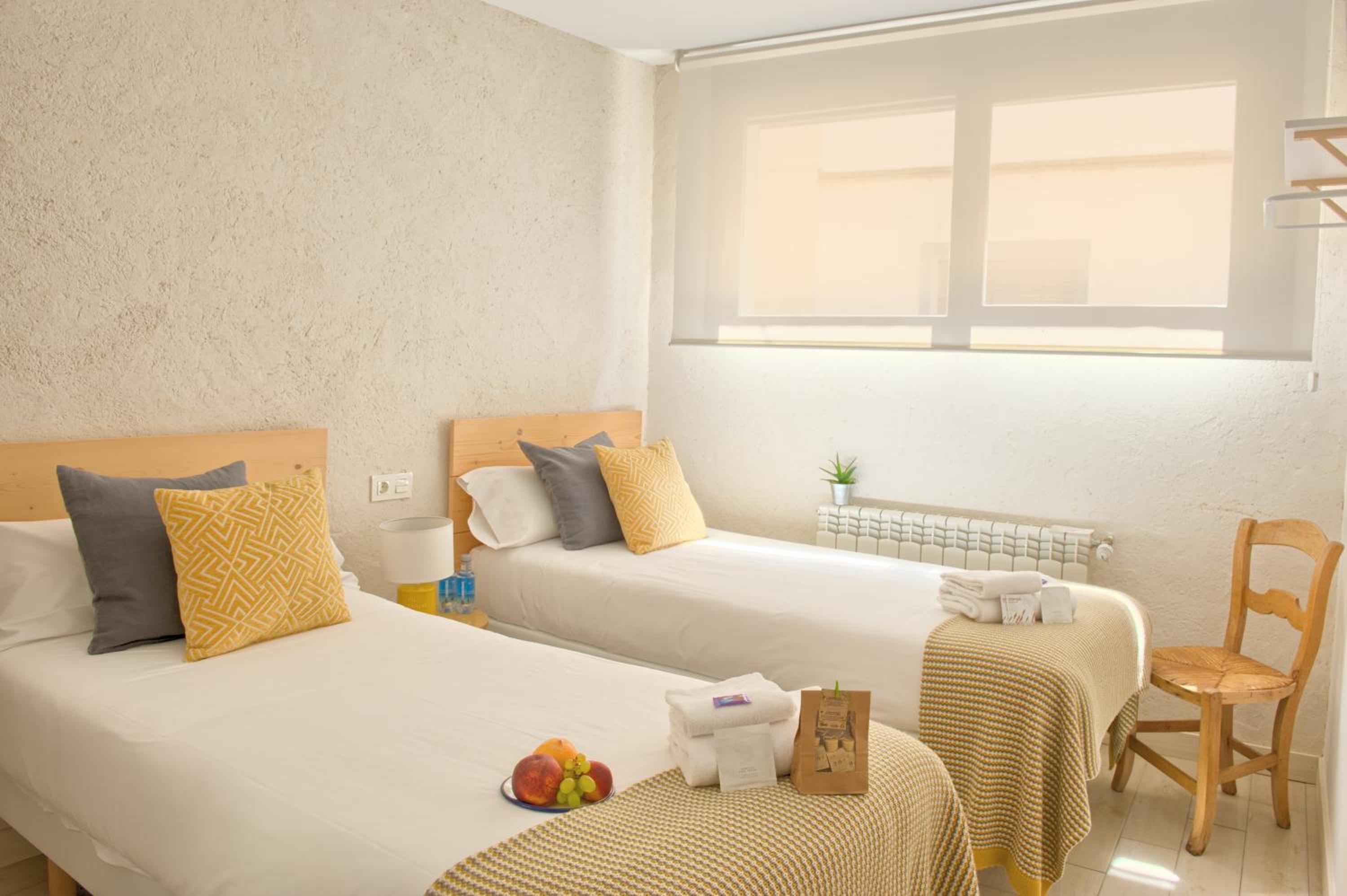 Twin Room with Private Bathroom - Photo 3