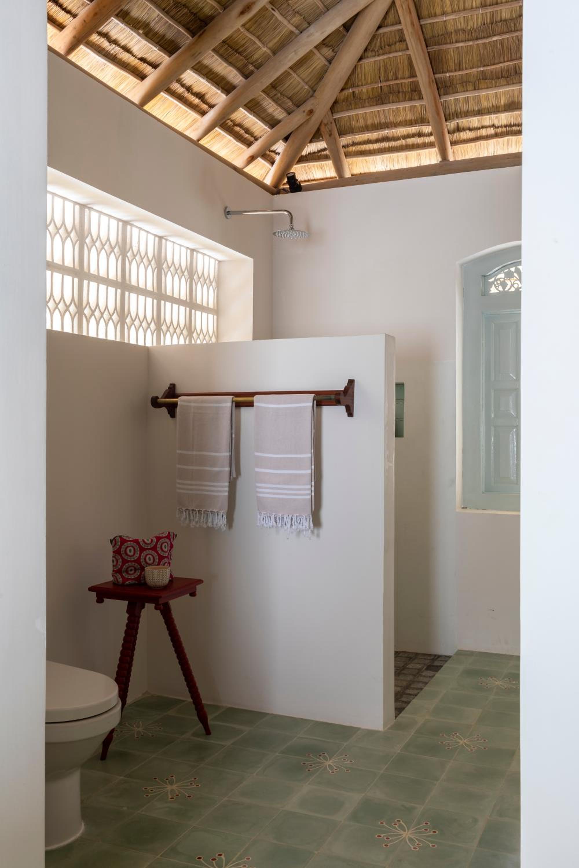 Deluxe Room with Balcony - Photo 10