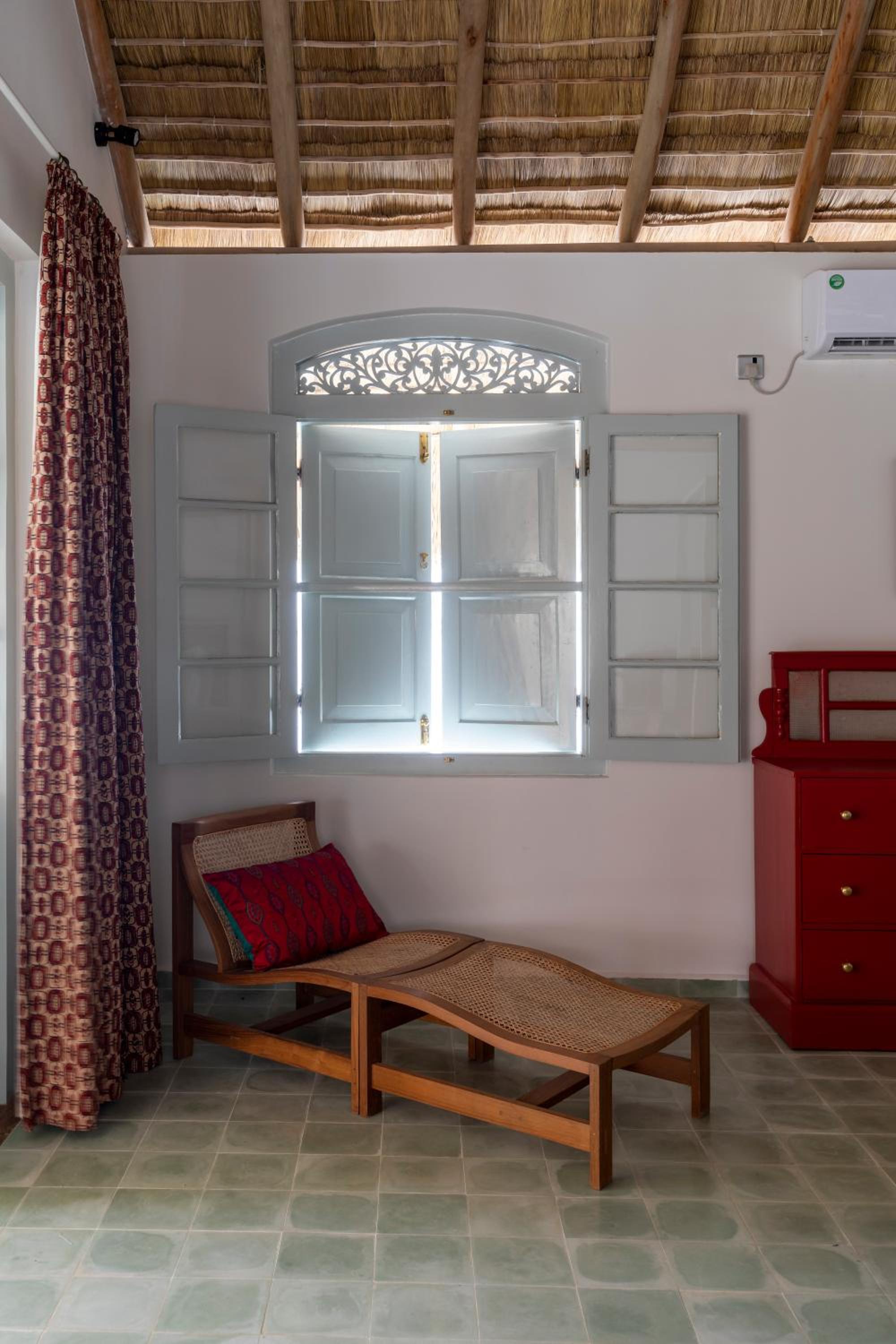 Deluxe Room with Balcony - Photo 8