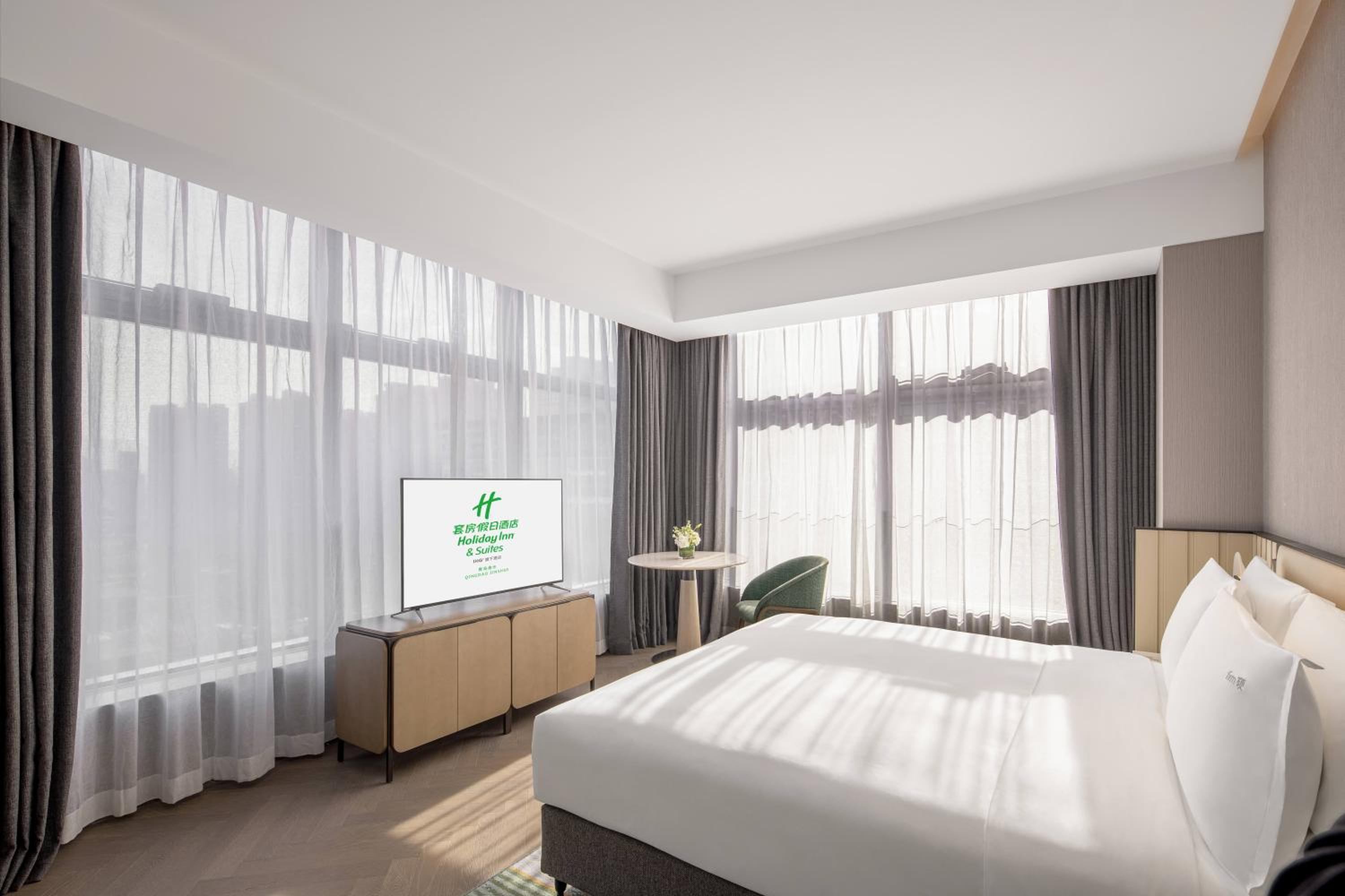 Standard King Room with Extra Floor Space photo 1