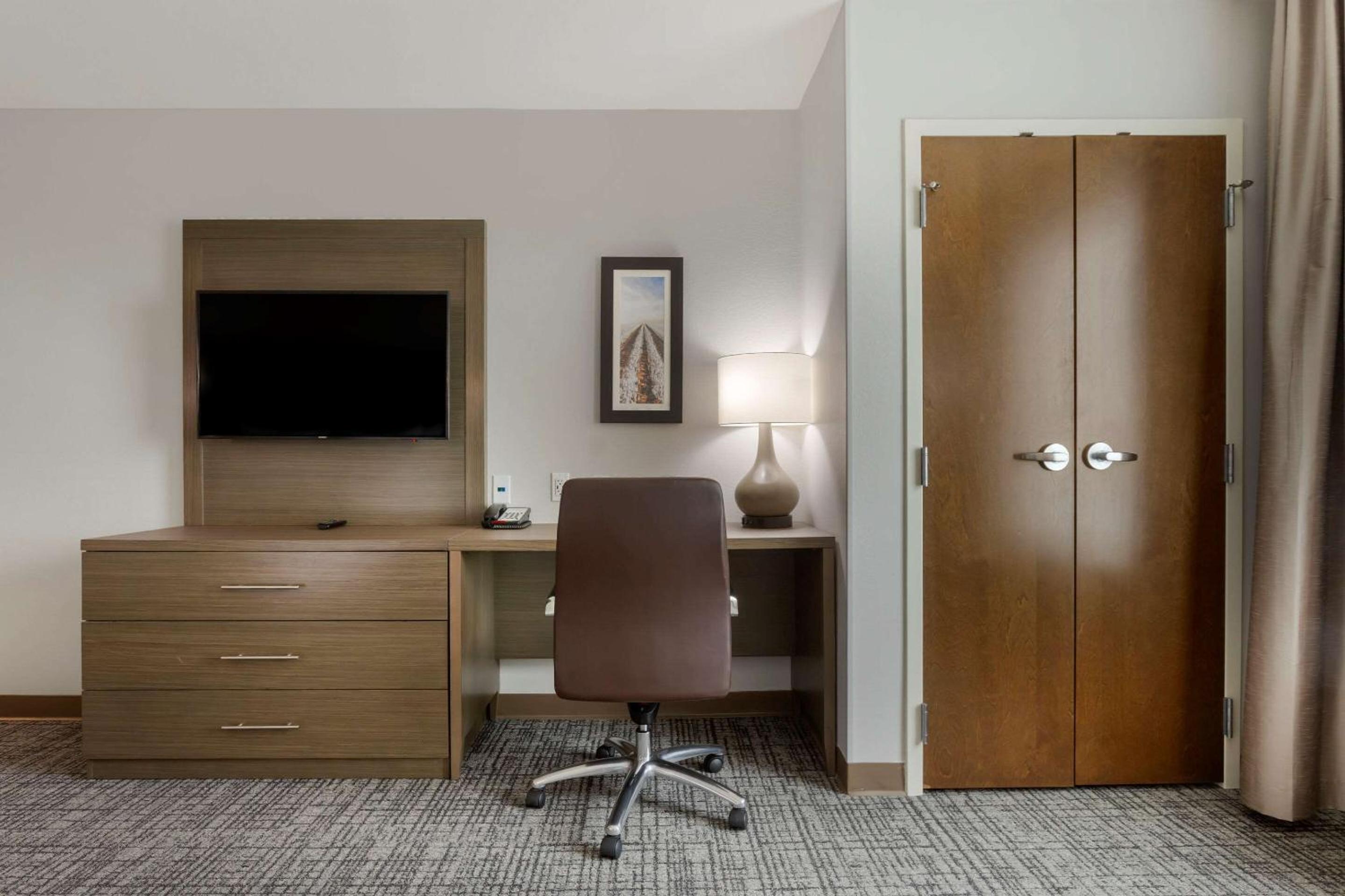 King Room with Roll-In Shower - Accessible/Non Smoking - Photo 2