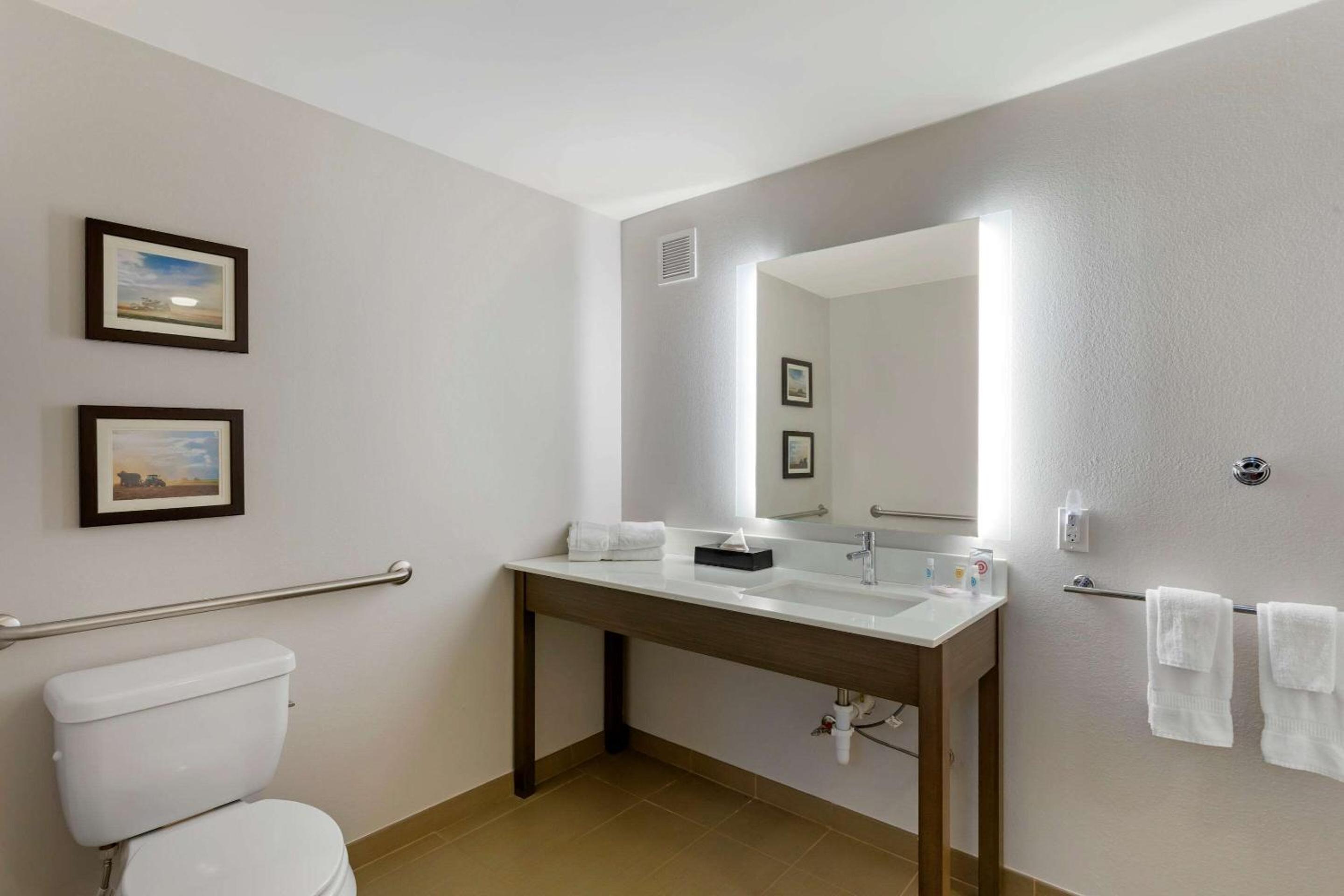 King Room with Tub - Accessible/Non Smoking - Photo 5