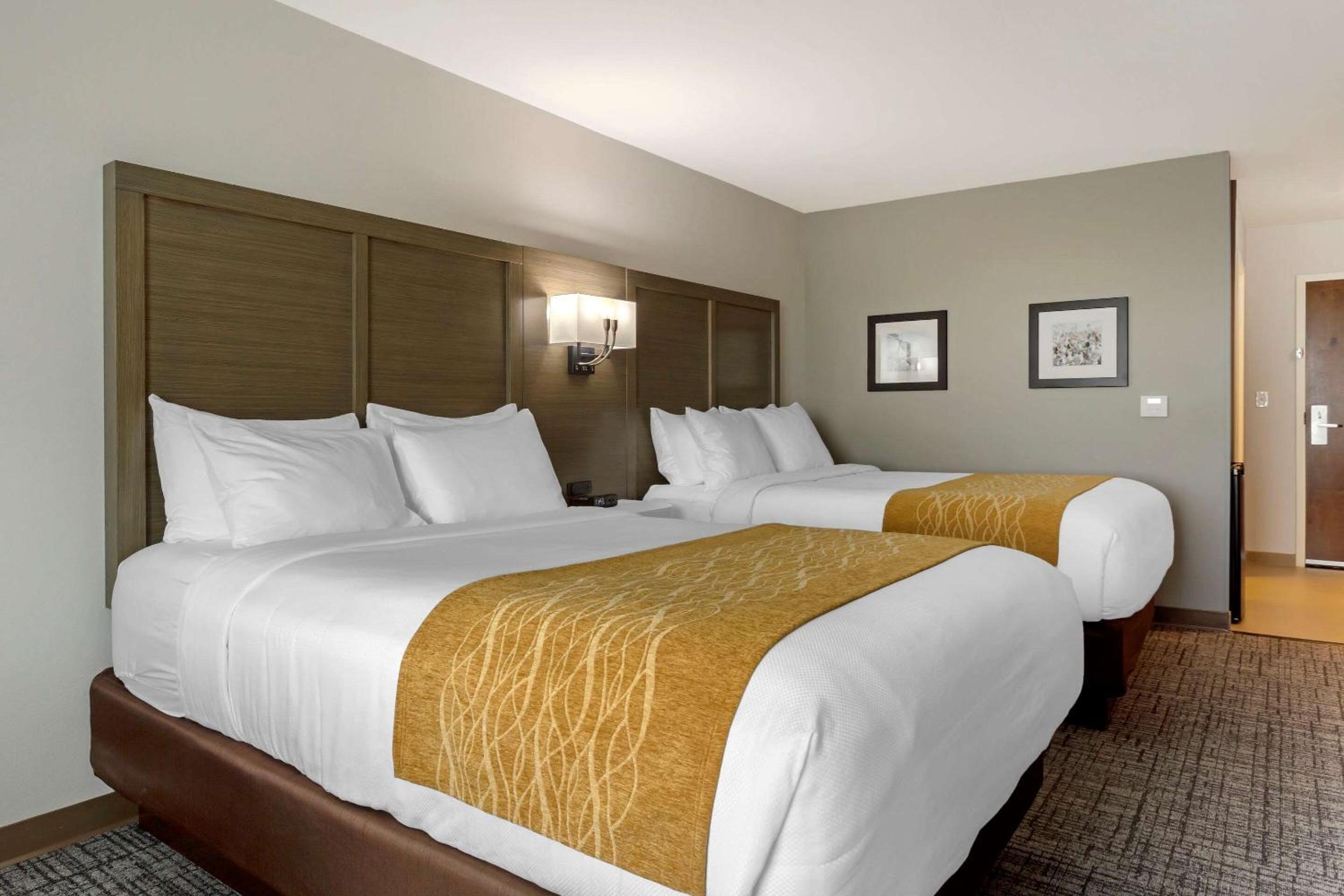 Standard Queen Room with Two Queen Beds - Non Smoking  - Photo 2