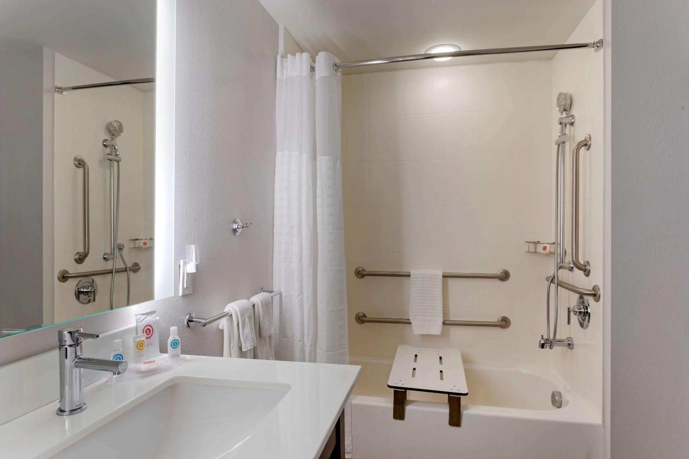 King Room with Tub - Accessible/Non Smoking - Photo 2