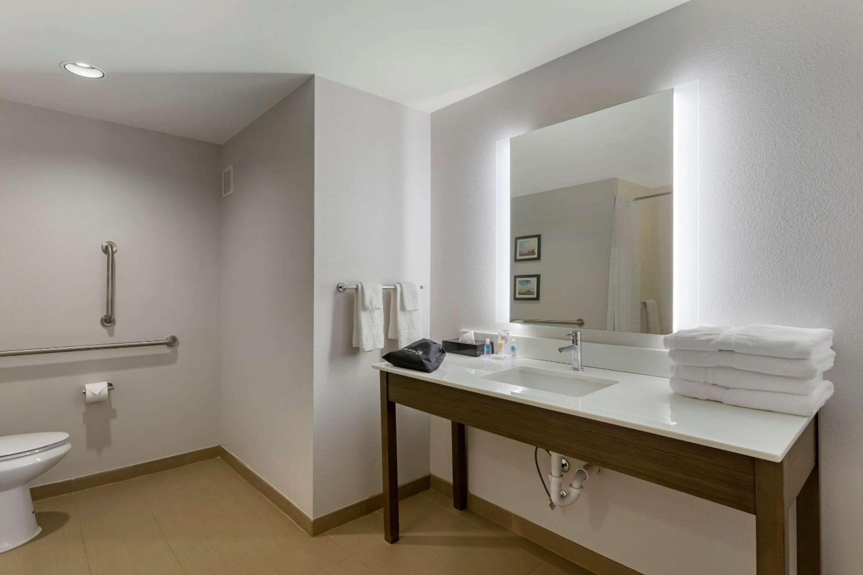 Queen Room with Two Queen Beds - Accessible/Non Smoking - Photo 4