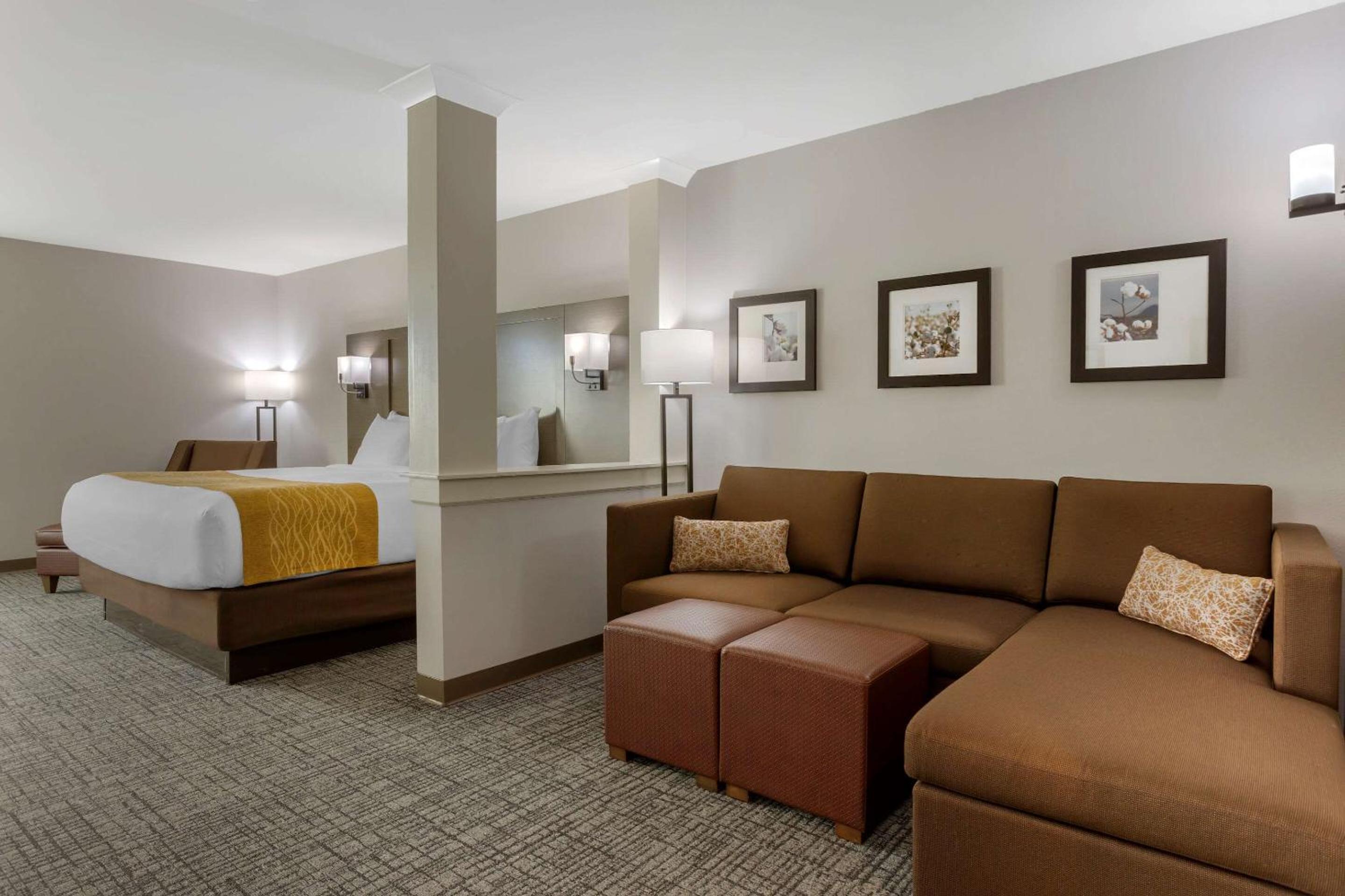 King Suite with Sofa Bed - Non Smoking - Photo 1