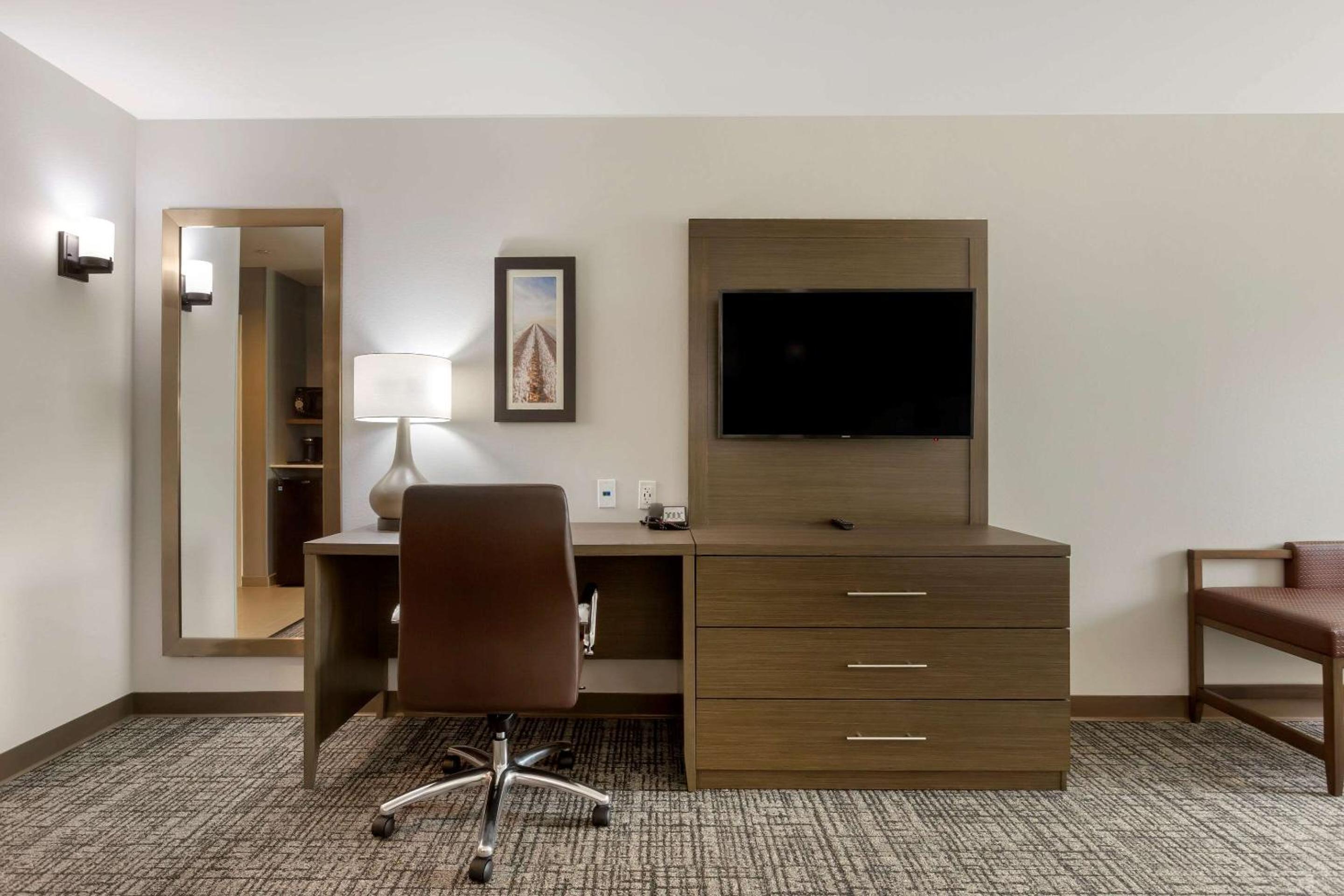 King Suite with Sofa Bed - Non Smoking - Photo 3
