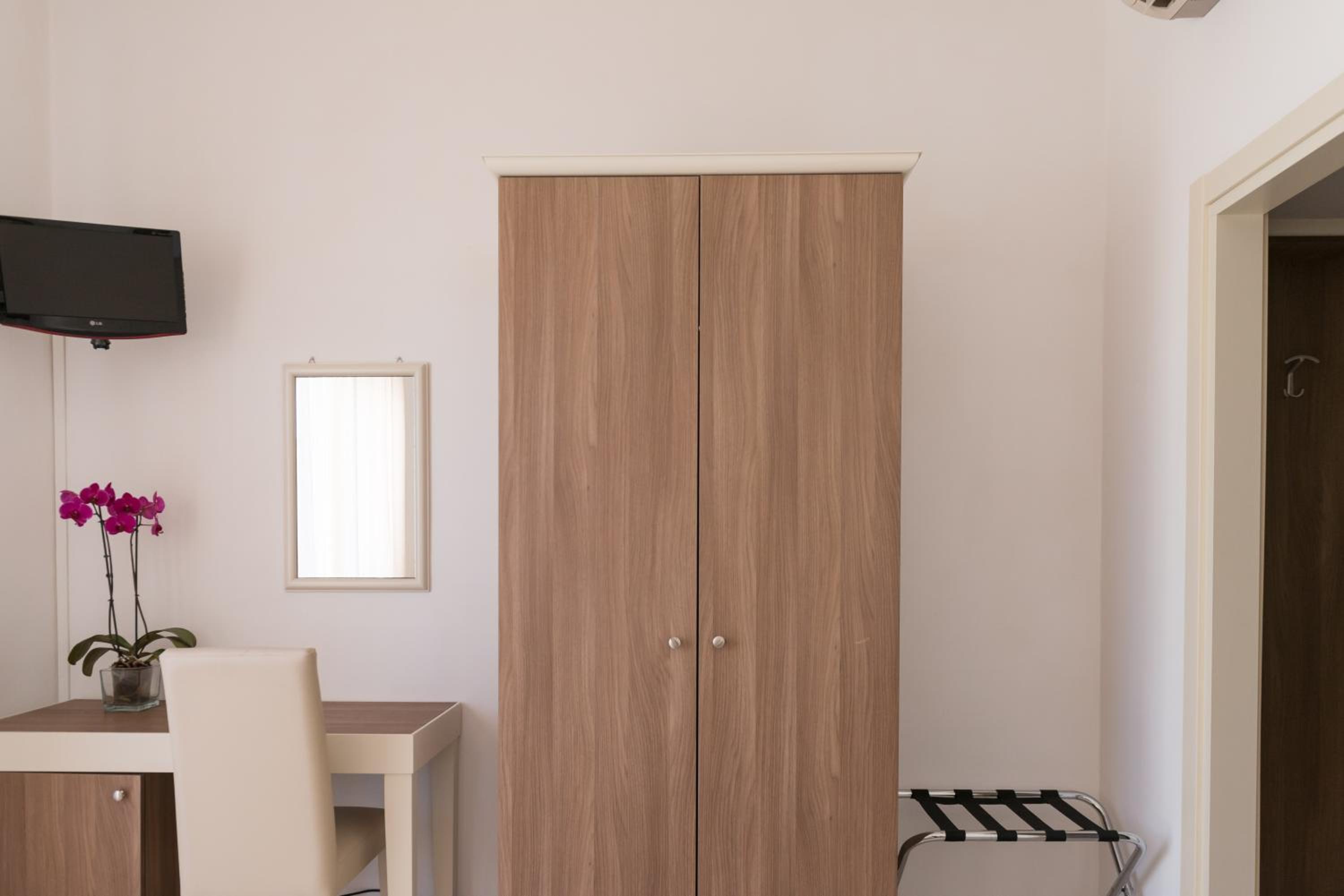 Superior Double Room With Balcony - Photo 7