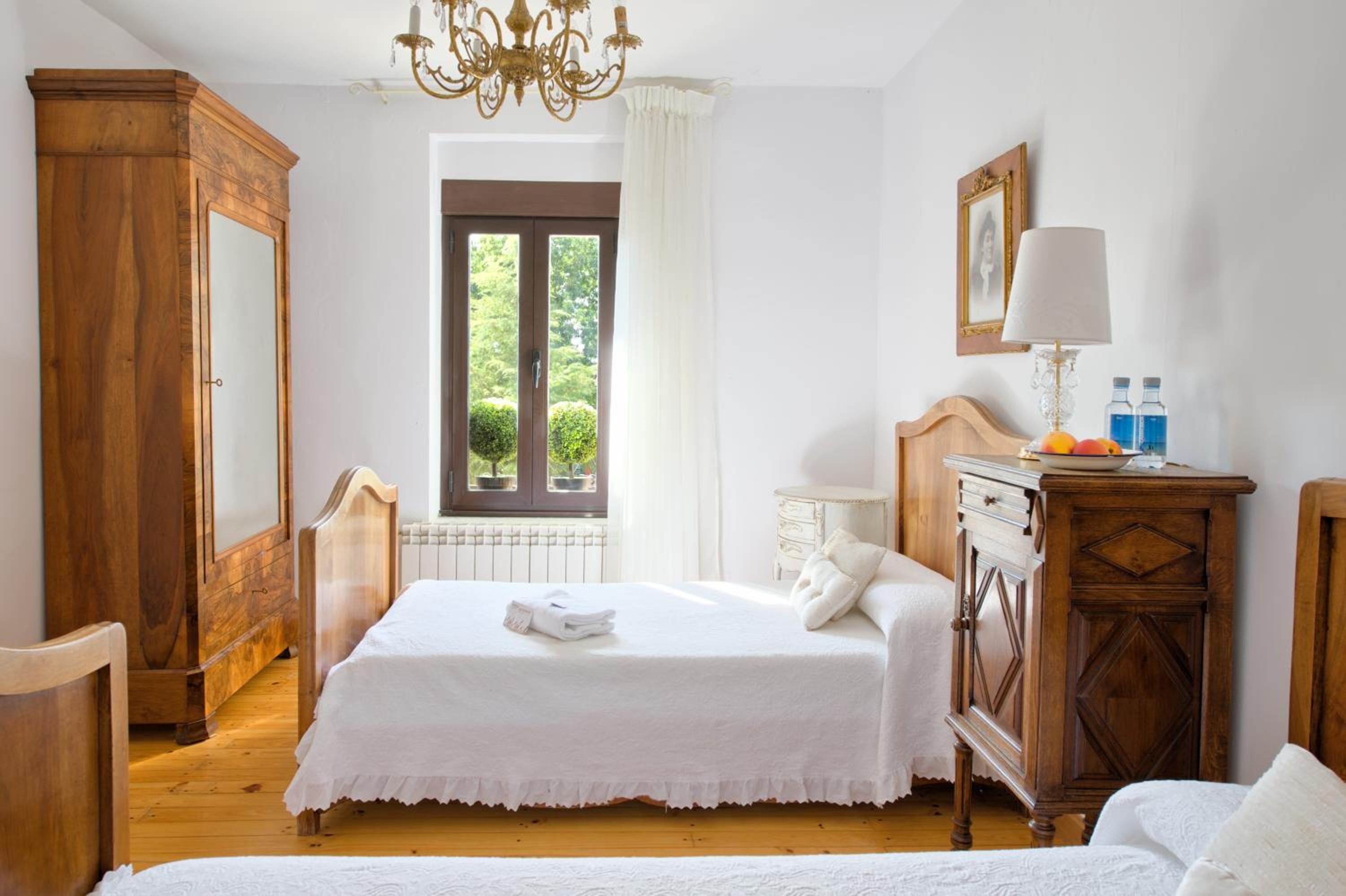 Habitación Estándar con Dos Camas y Baño Compartido