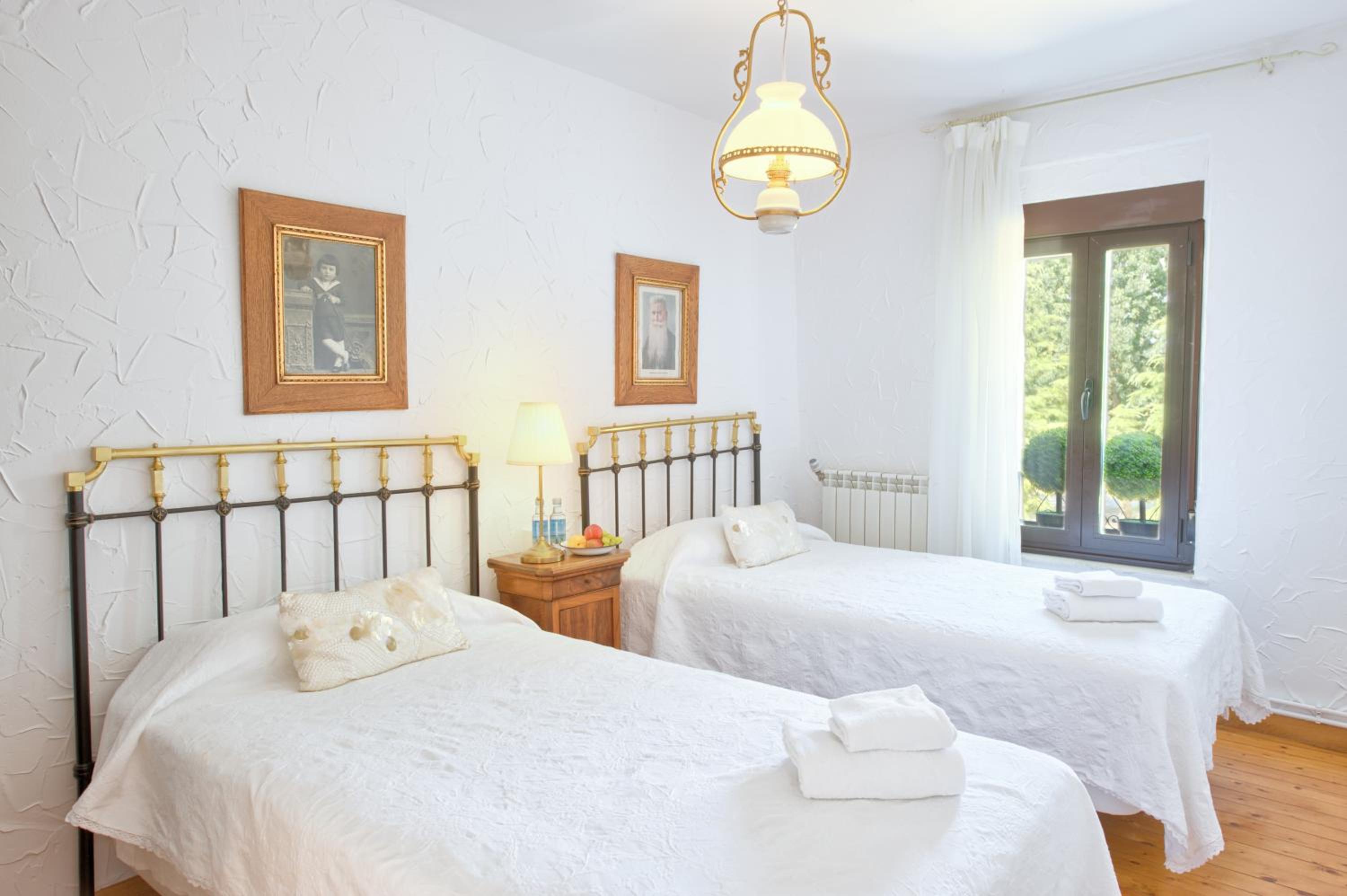 Standard Twin Room with Shared Bathroom photo 3