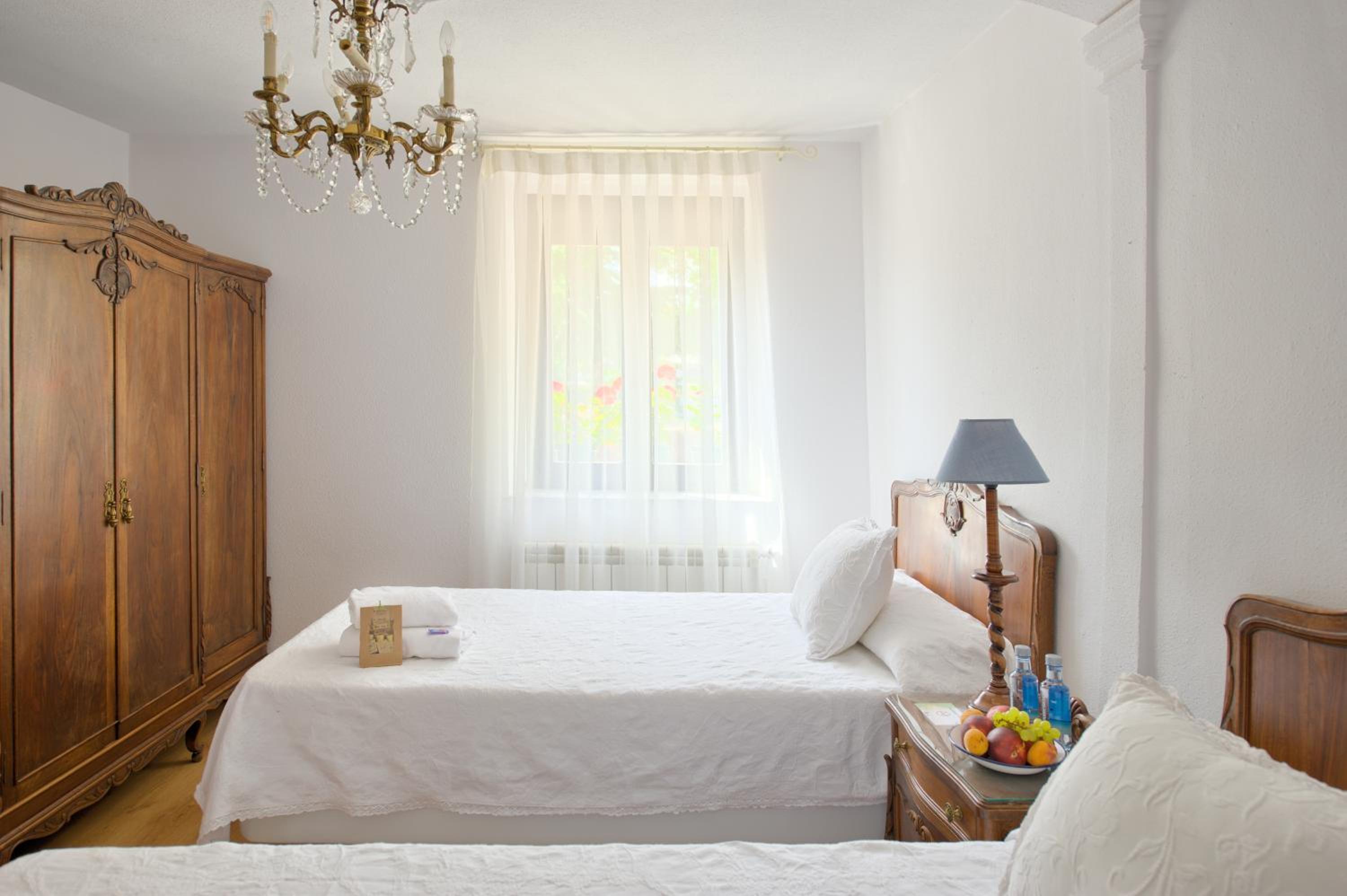 Standard Twin Room with Shared Bathroom photo 2